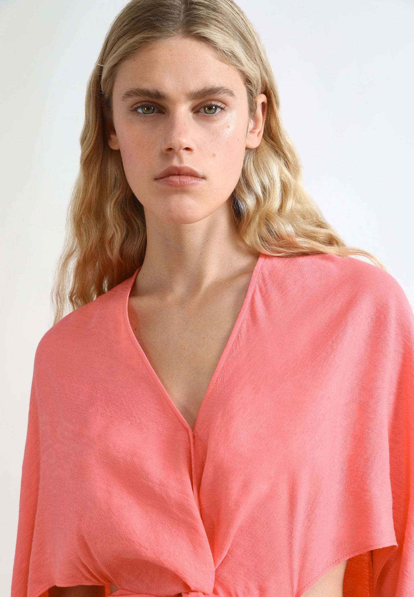 VESTIDO COM ABERTURAS E LAÇO