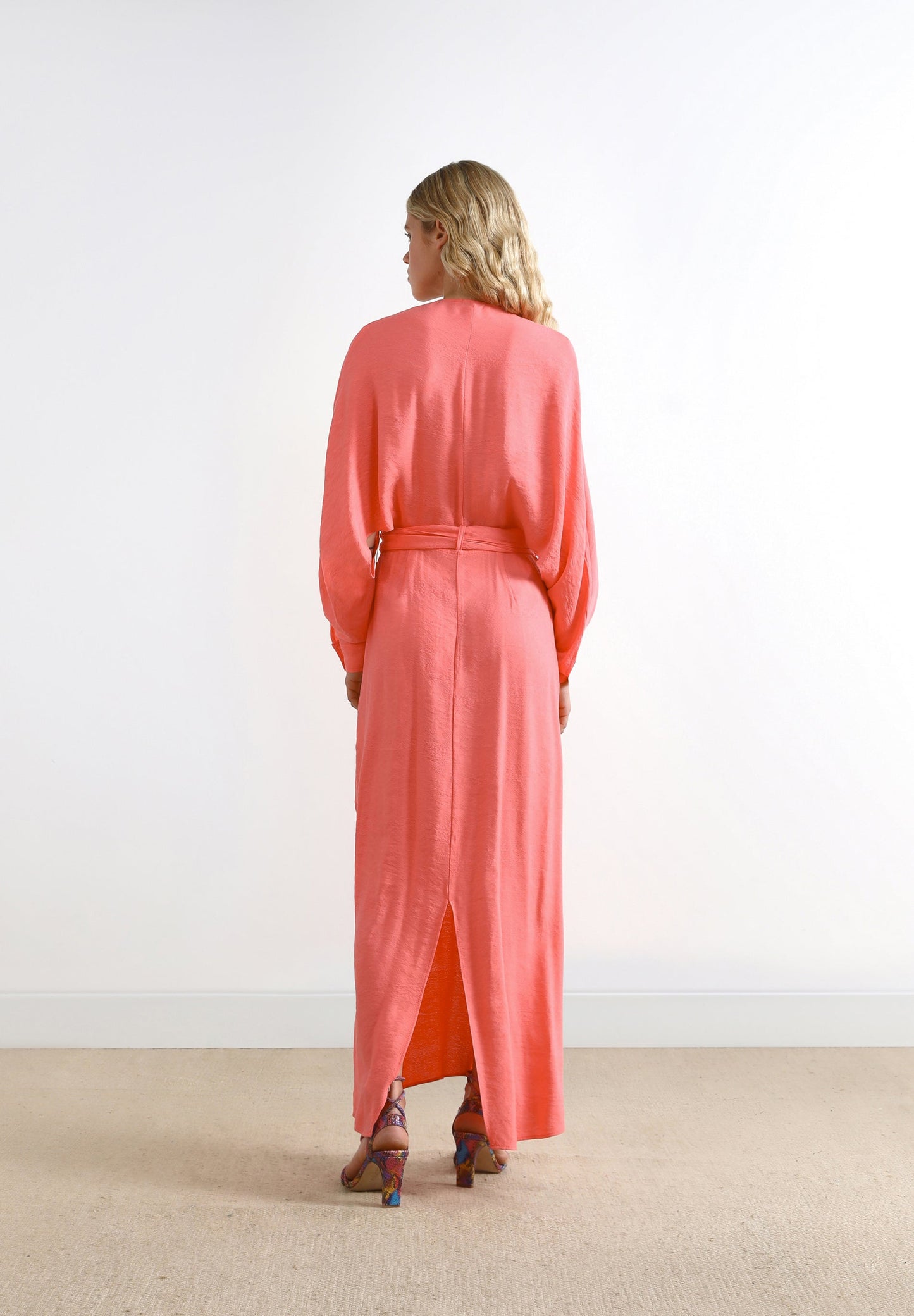 VESTIDO COM ABERTURAS E LAÇO