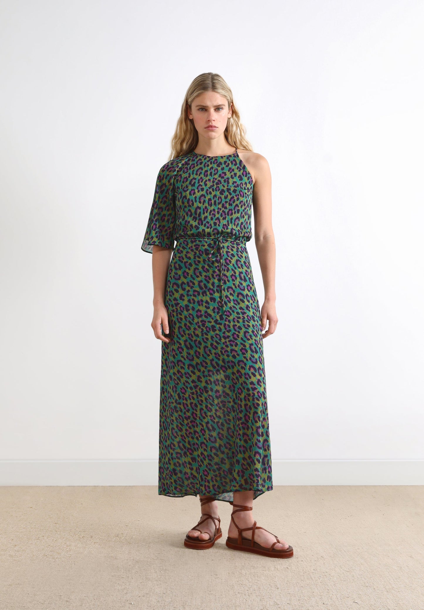 VESTIDO COMPRIDO ASSIMÉTRICO COM ESTAMPADO ANIMAL