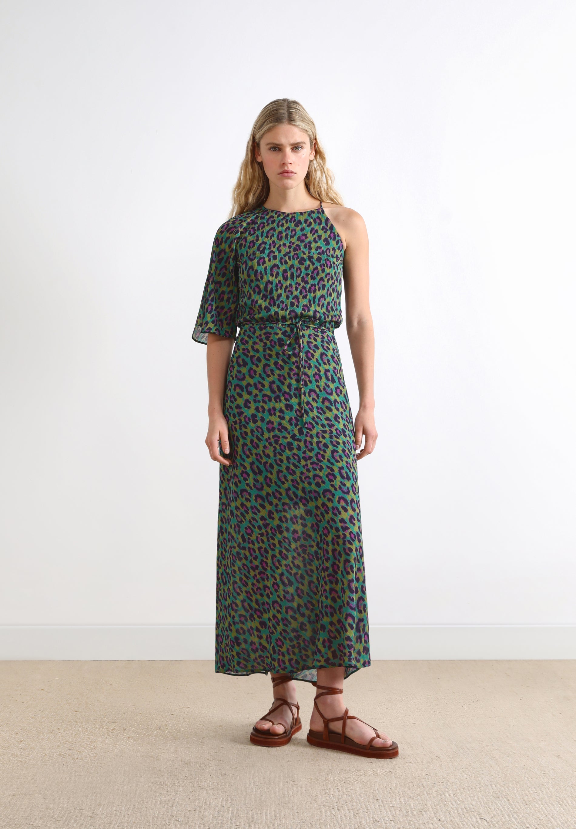 VESTIDO COMPRIDO ASSIMÉTRICO COM ESTAMPADO ANIMAL