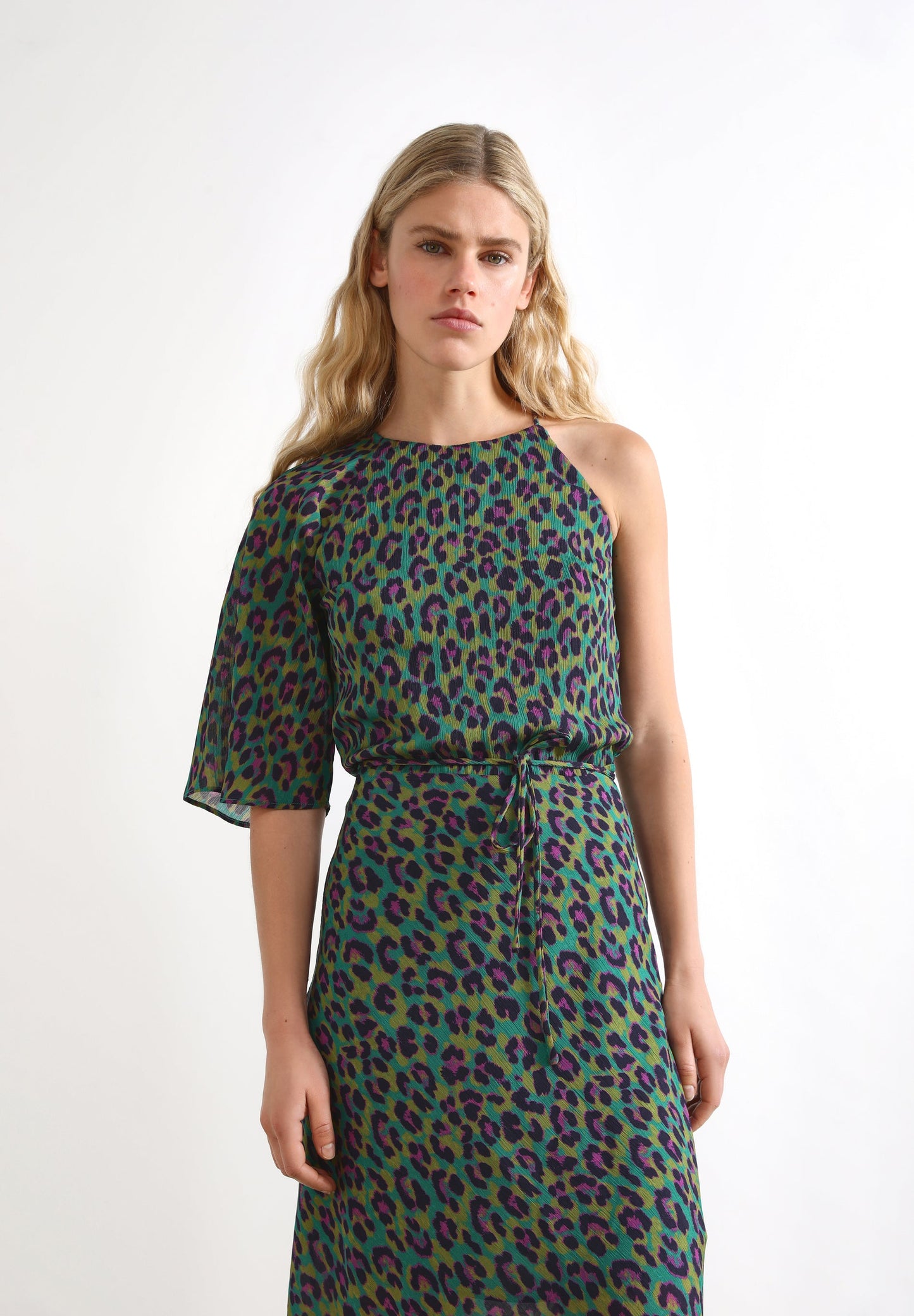 VESTIDO COMPRIDO ASSIMÉTRICO COM ESTAMPADO ANIMAL