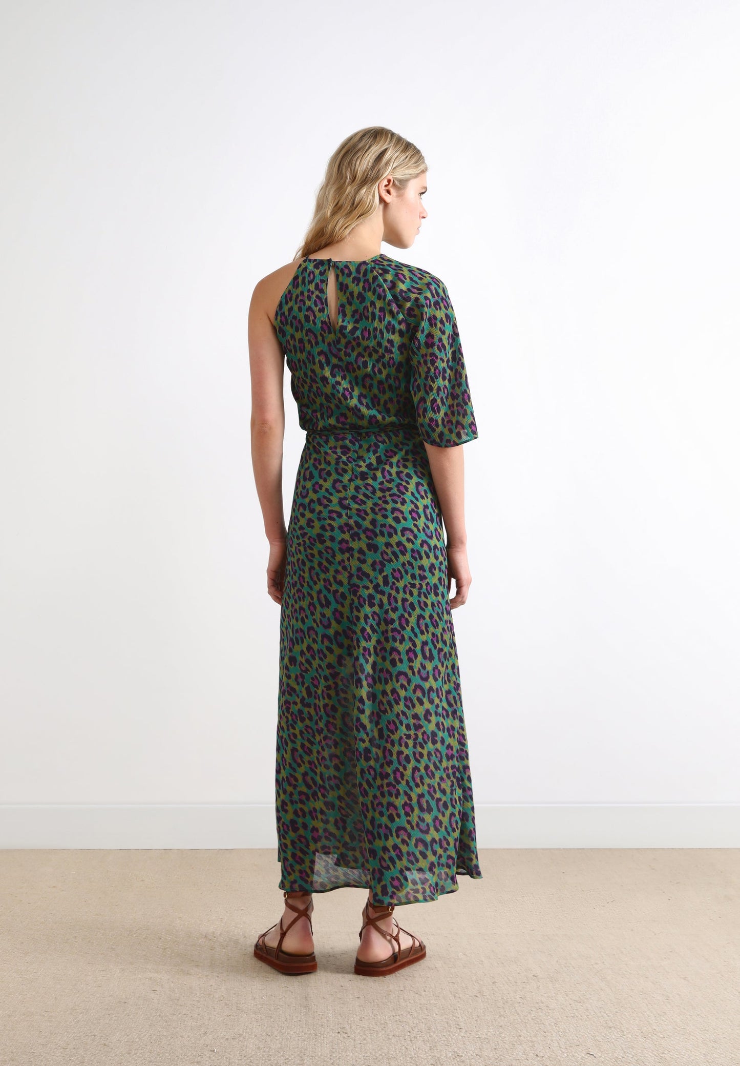 VESTIDO COMPRIDO ASSIMÉTRICO COM ESTAMPADO ANIMAL