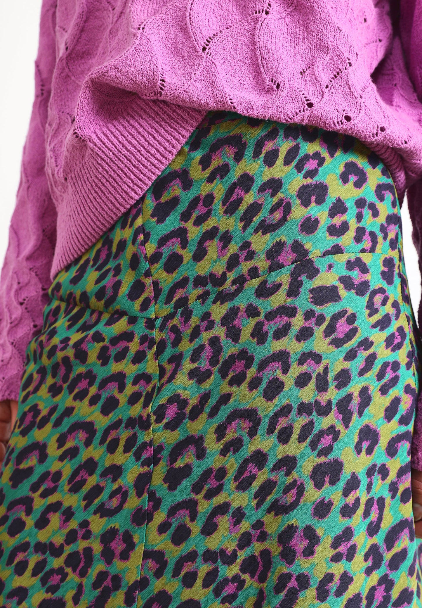 SAIA COM ESTAMPADO ANIMAL