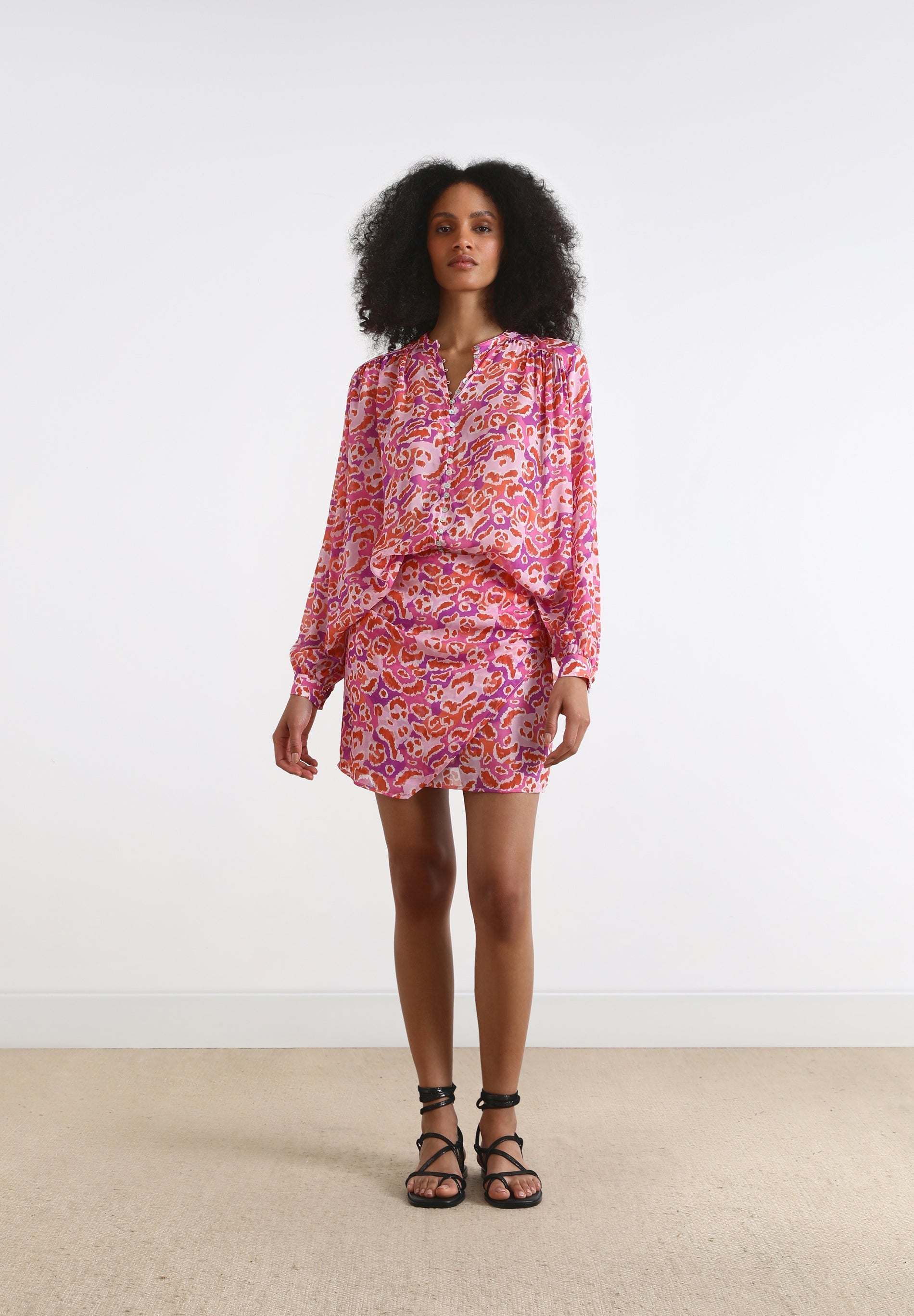 SAIA COM ESTAMPADO ANIMAL