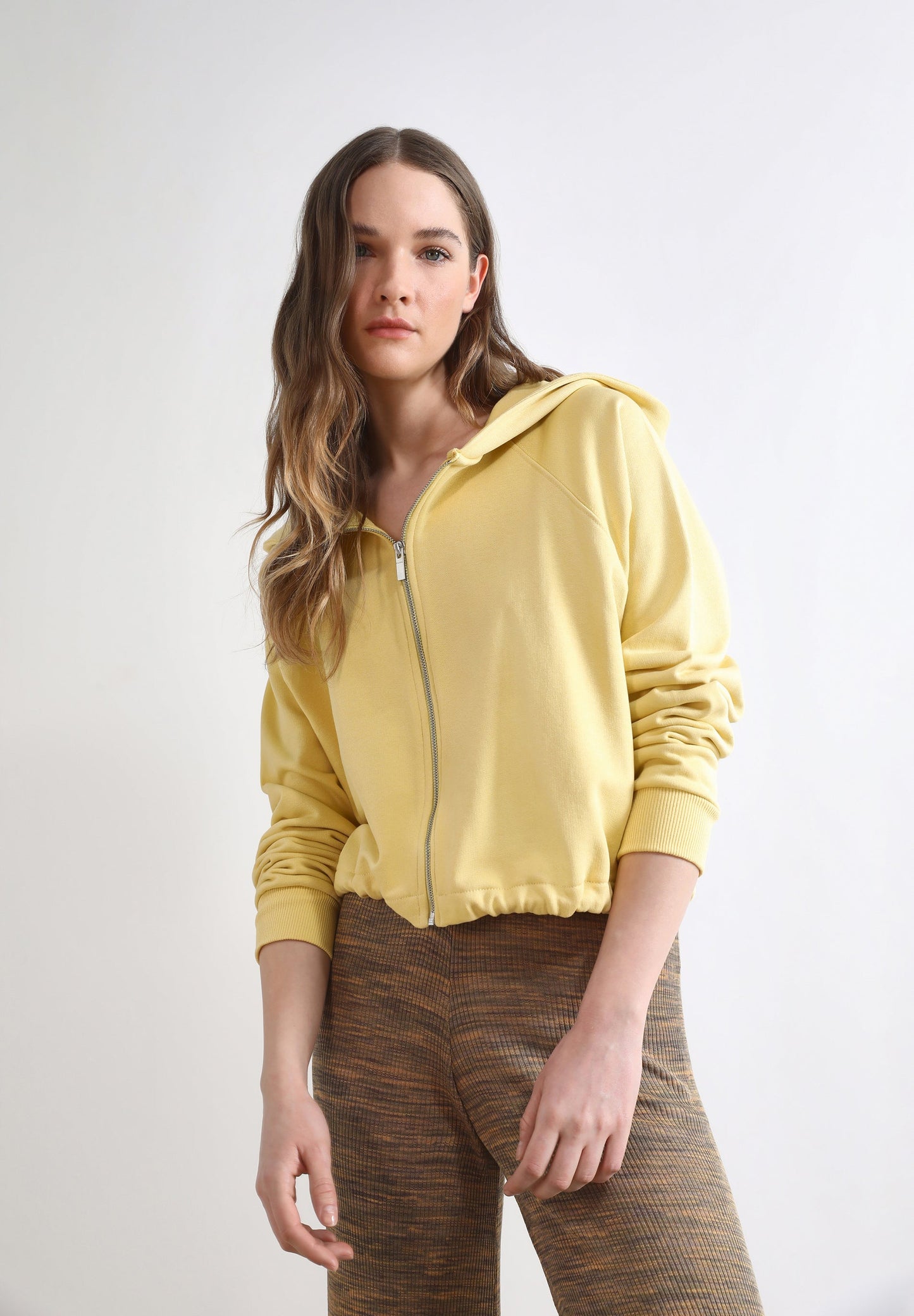SWEATSHIRT COM ZIP E TACHAS