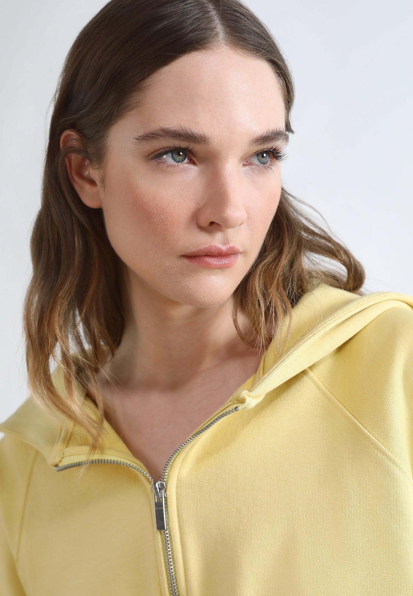 SWEATSHIRT COM ZIP E TACHAS