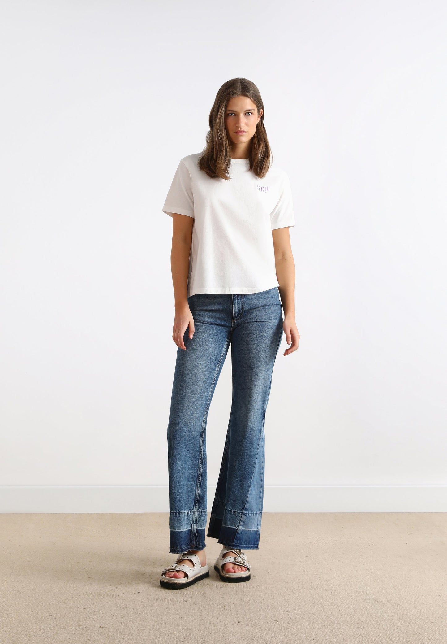 T-SHIRT COM LOGÓTIPO ATRÁS