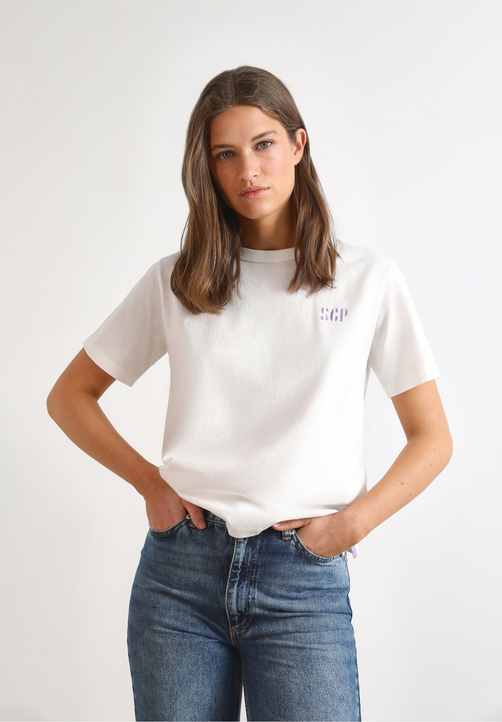 T-SHIRT COM LOGÓTIPO ATRÁS