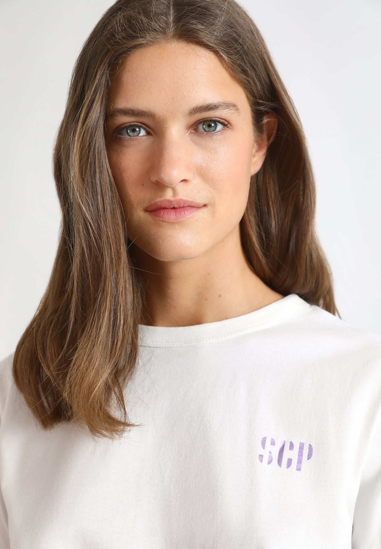 T-SHIRT COM LOGÓTIPO ATRÁS