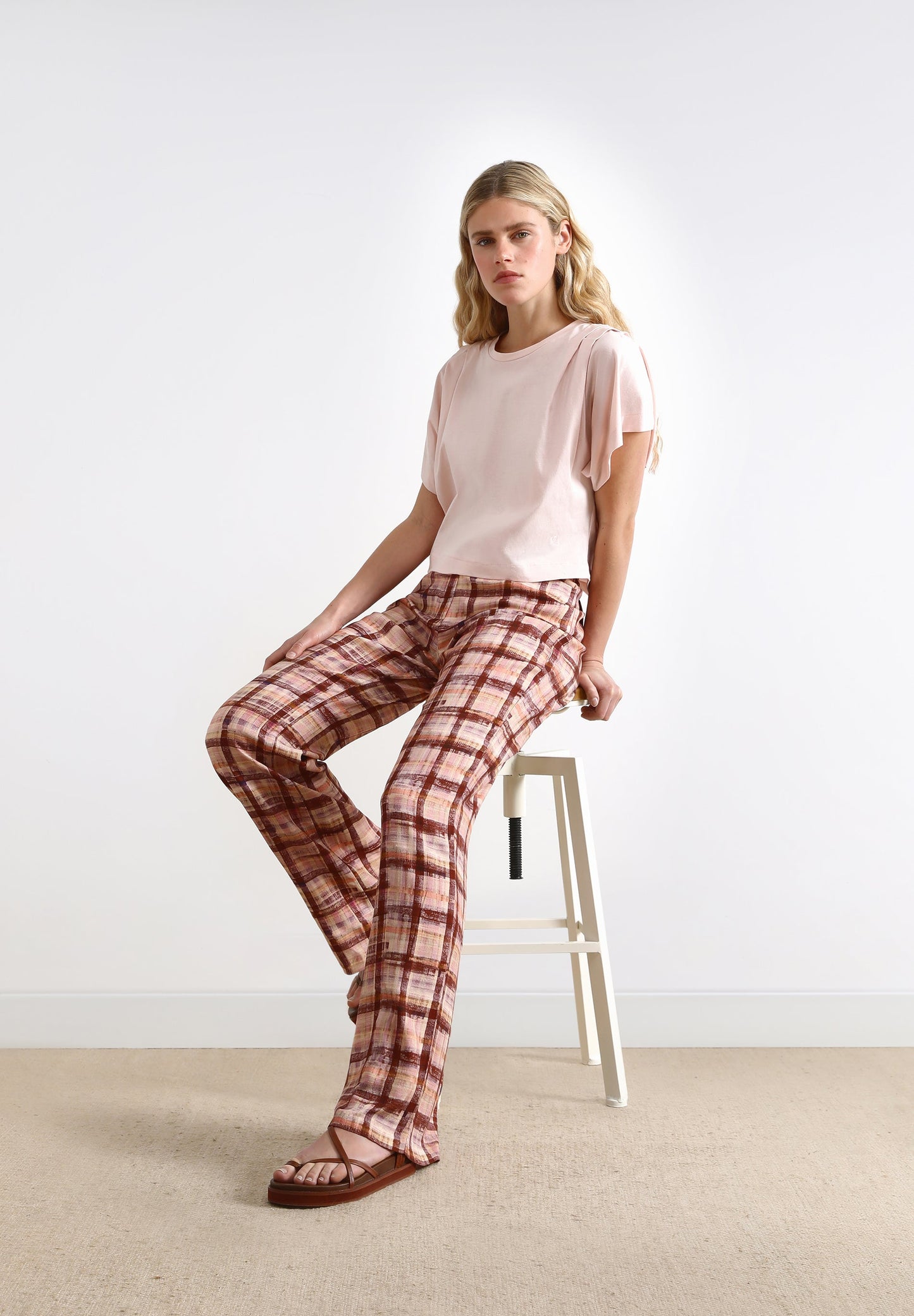 T-SHIRT COM OMBRO SUBIDO