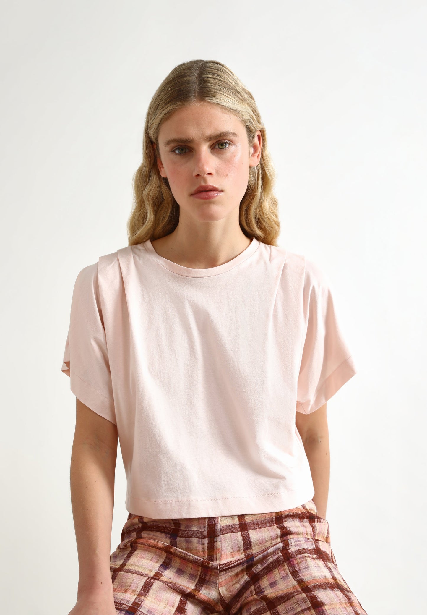 T-SHIRT COM OMBRO SUBIDO