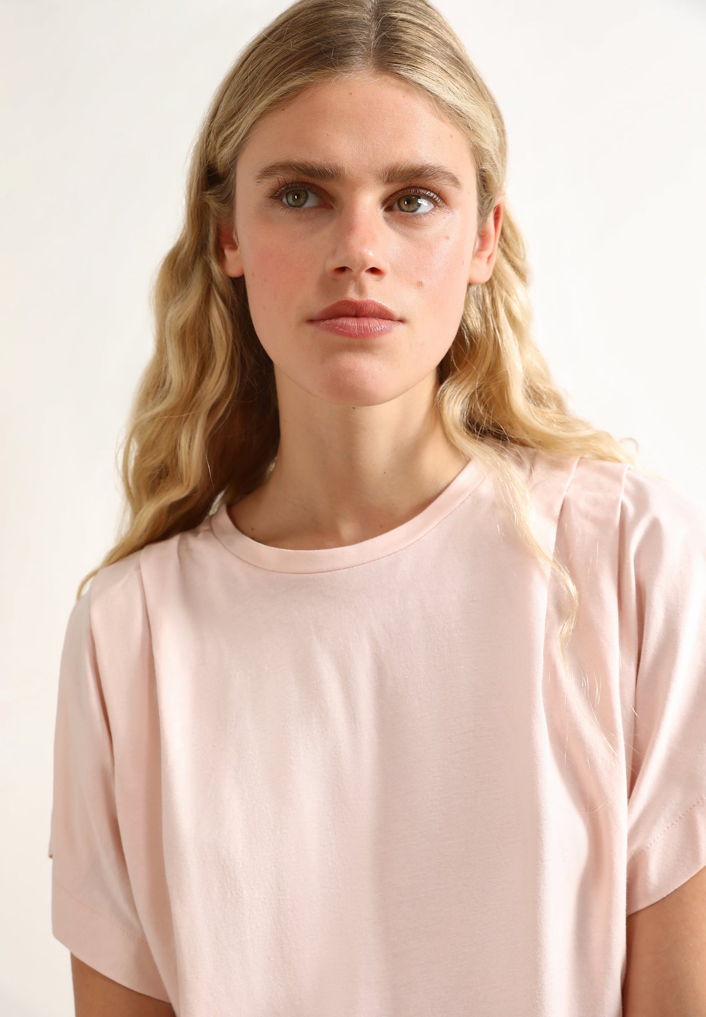 T-SHIRT COM OMBRO SUBIDO