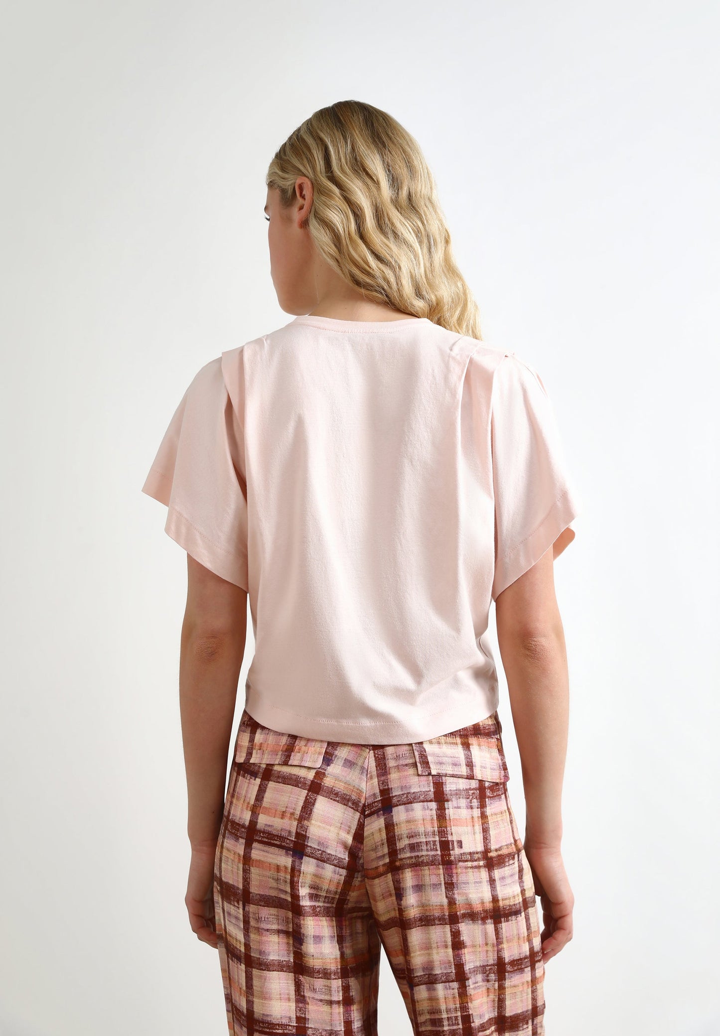 T-SHIRT COM OMBRO SUBIDO