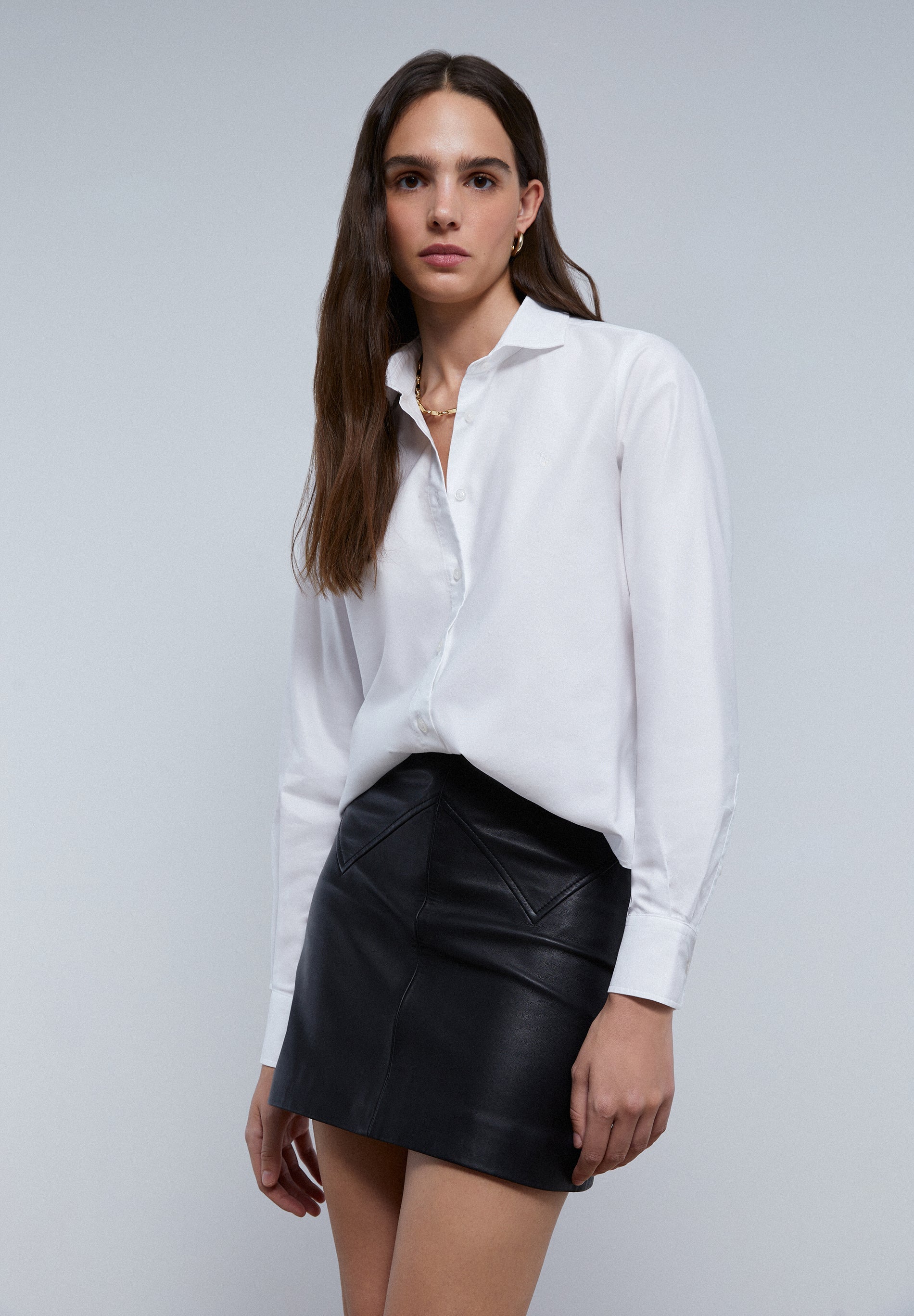 CAMISA CLÁSSICA COM BORDADO NO PEITO