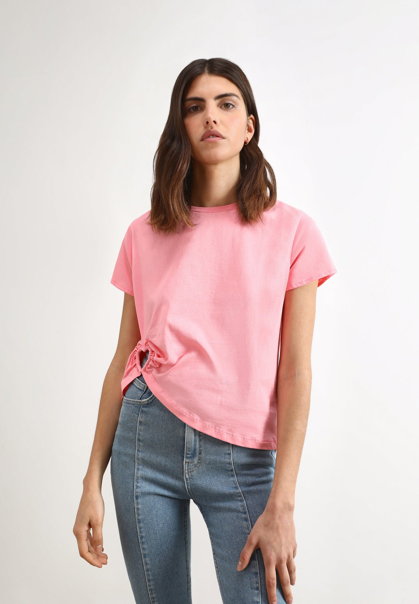 T-SHIRT COM ABERTURA CORAÇÃO