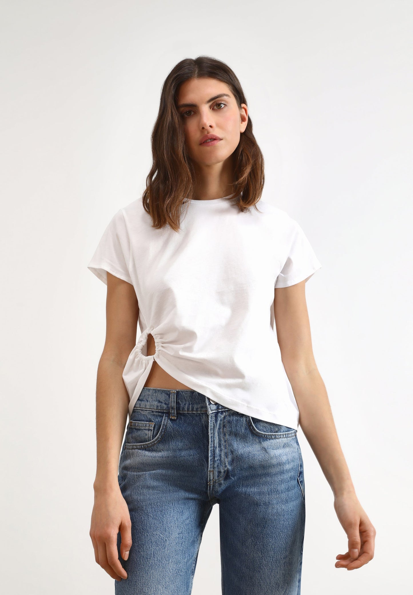 T-SHIRT COM ABERTURA CORAÇÃO