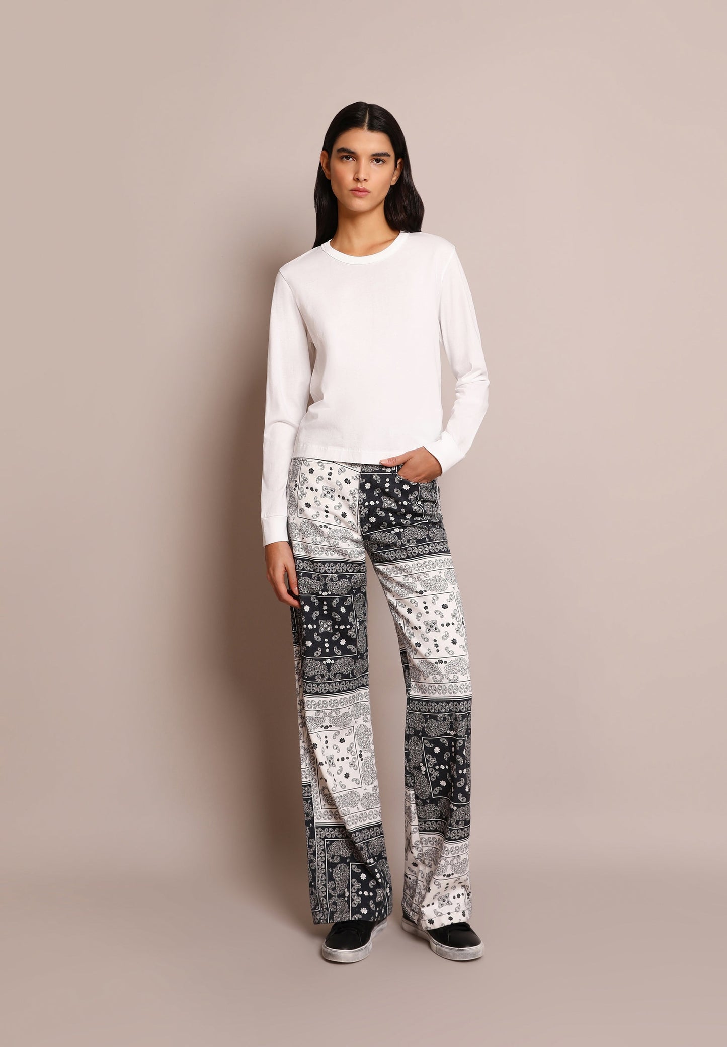 T-SHIRT COM ABERTURA ATRÁS