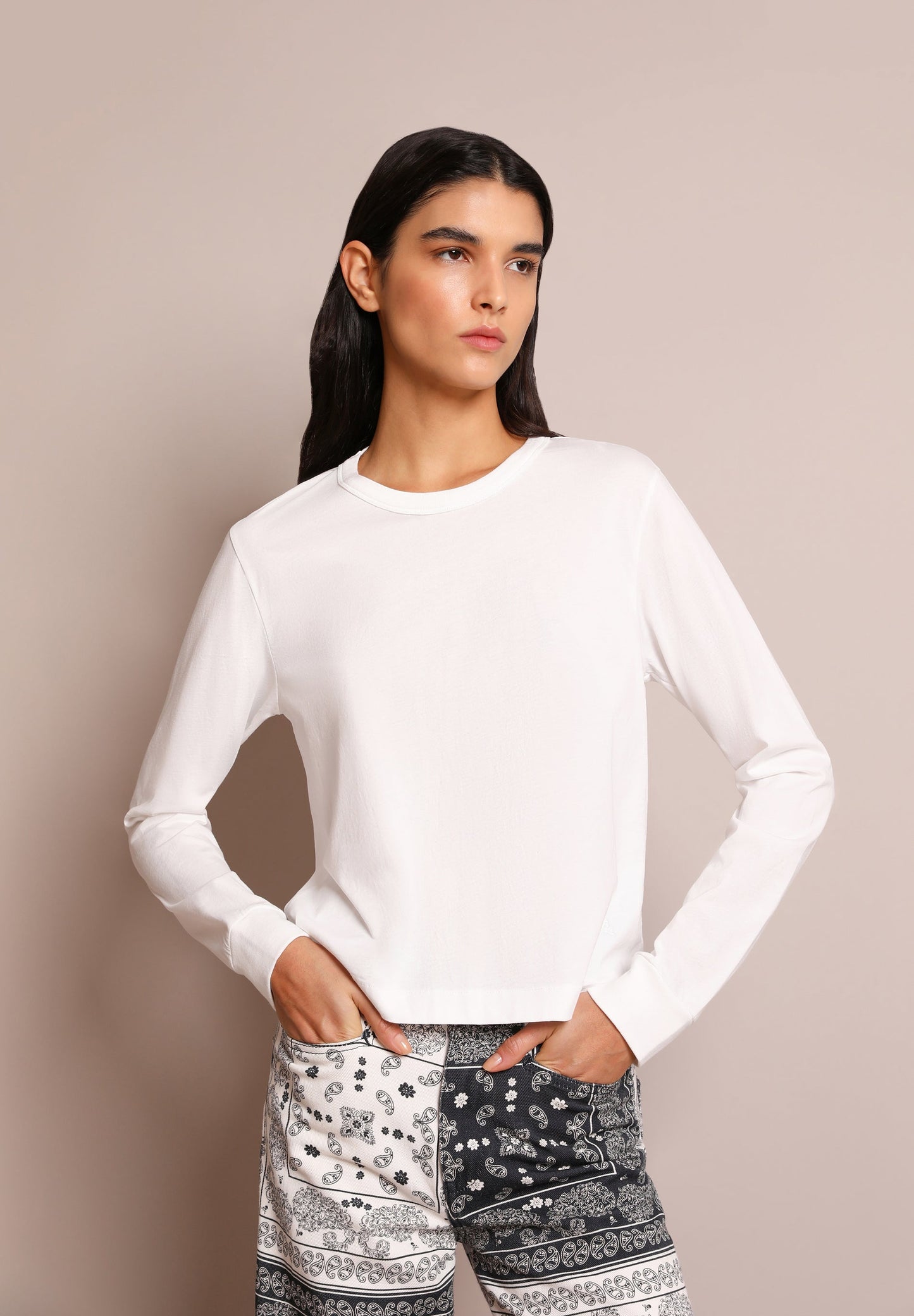 T-SHIRT COM ABERTURA ATRÁS