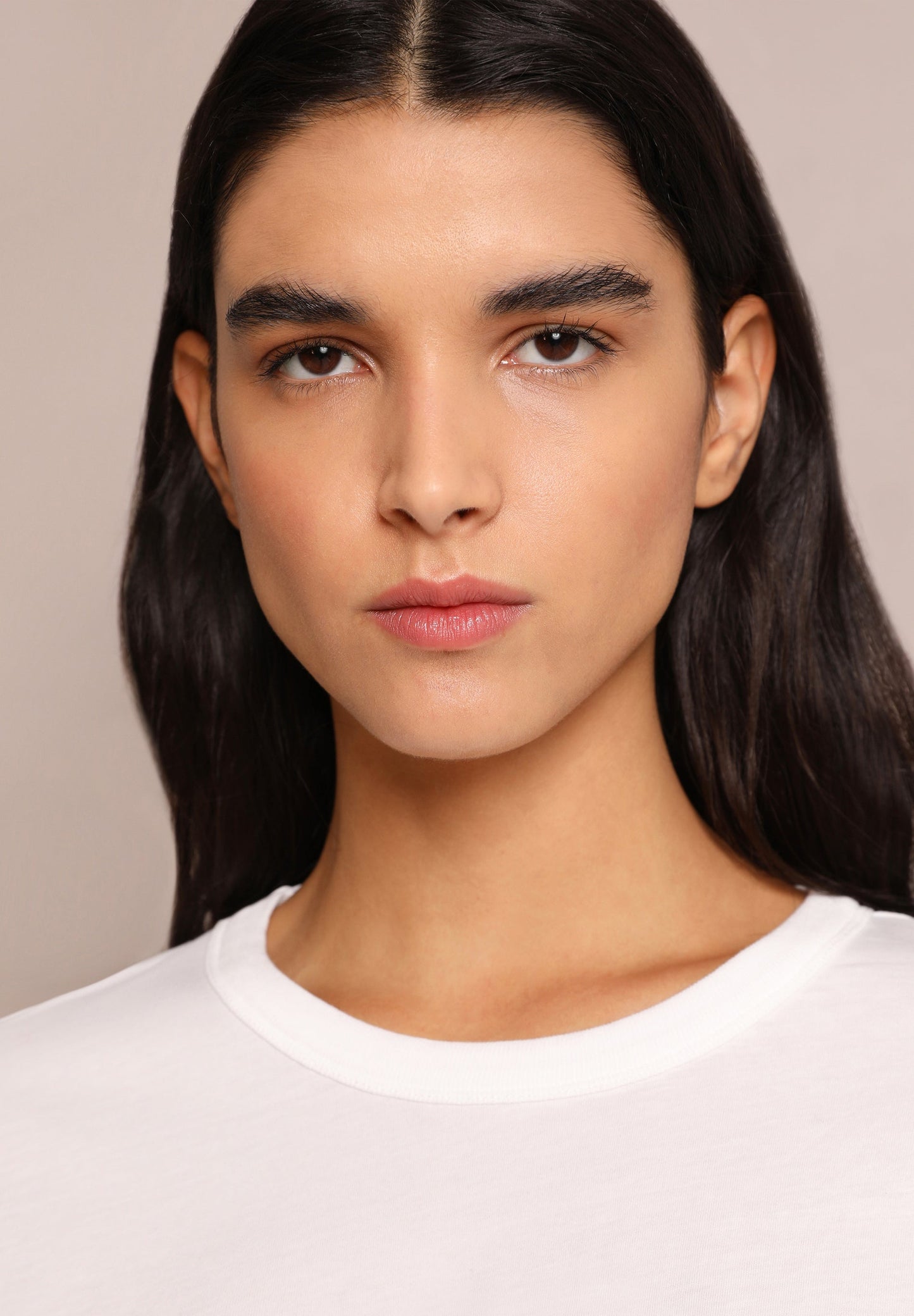 T-SHIRT COM ABERTURA ATRÁS