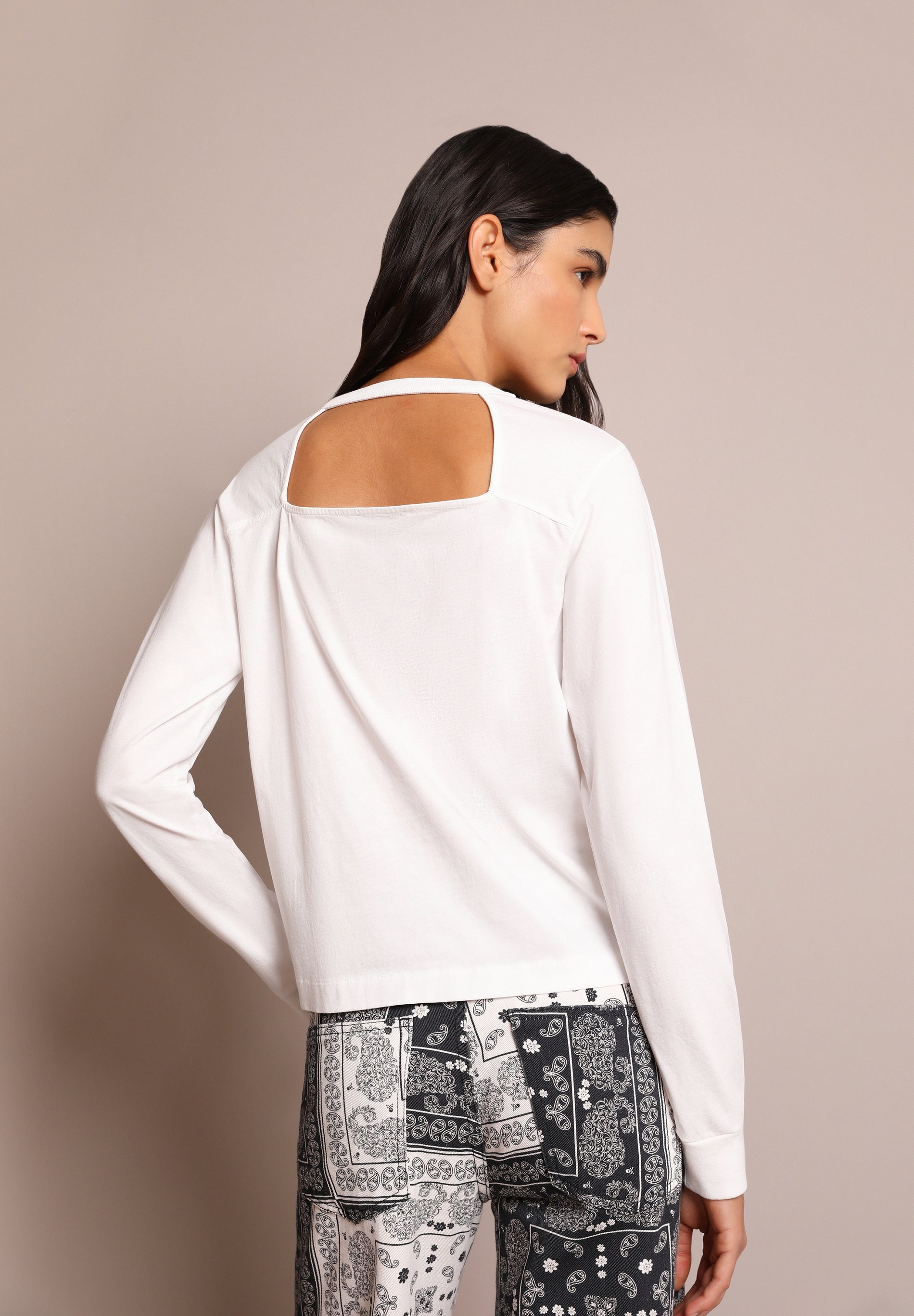 T-SHIRT COM ABERTURA ATRÁS