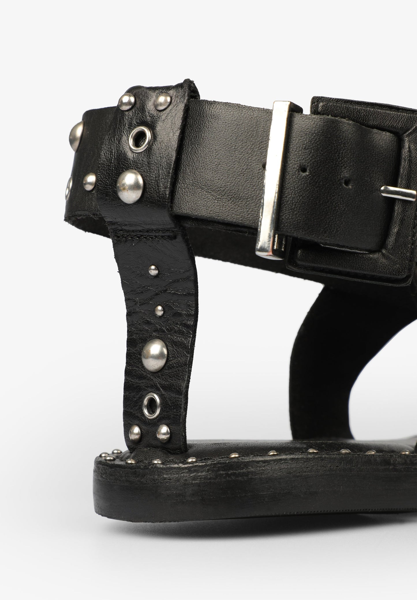 SANDÁLIAS CRUZADAS COM TACHAS