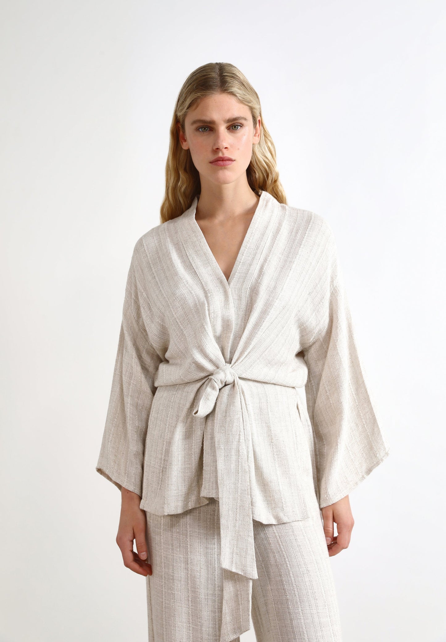 QUIMONO COM PORMENORES METALIZADOS