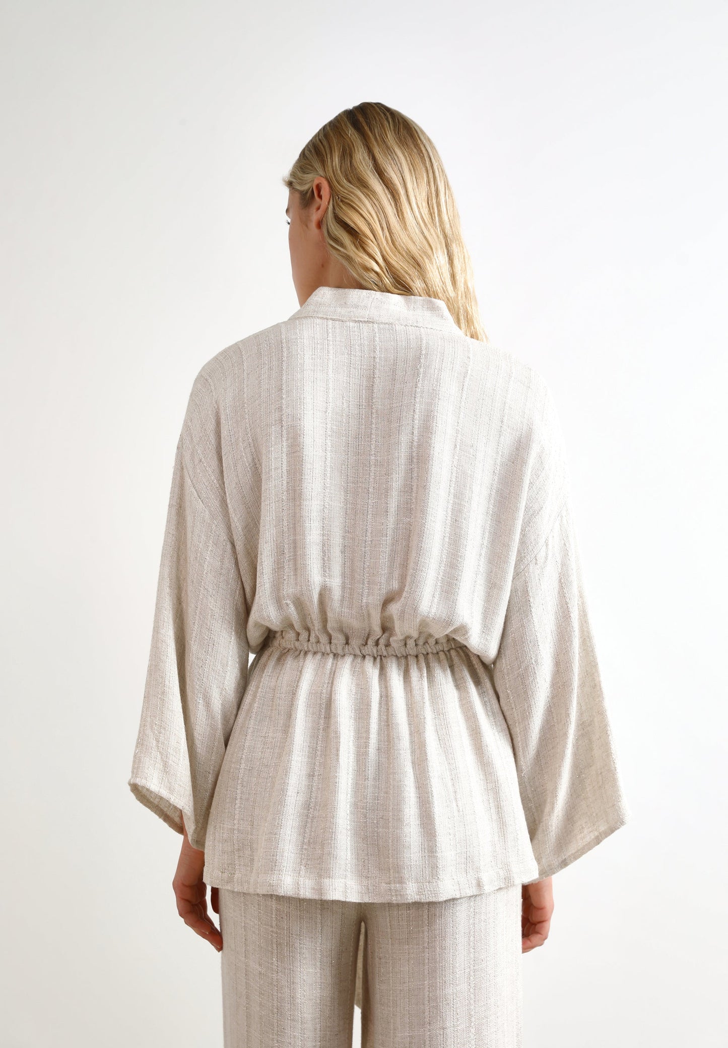 QUIMONO COM PORMENORES METALIZADOS