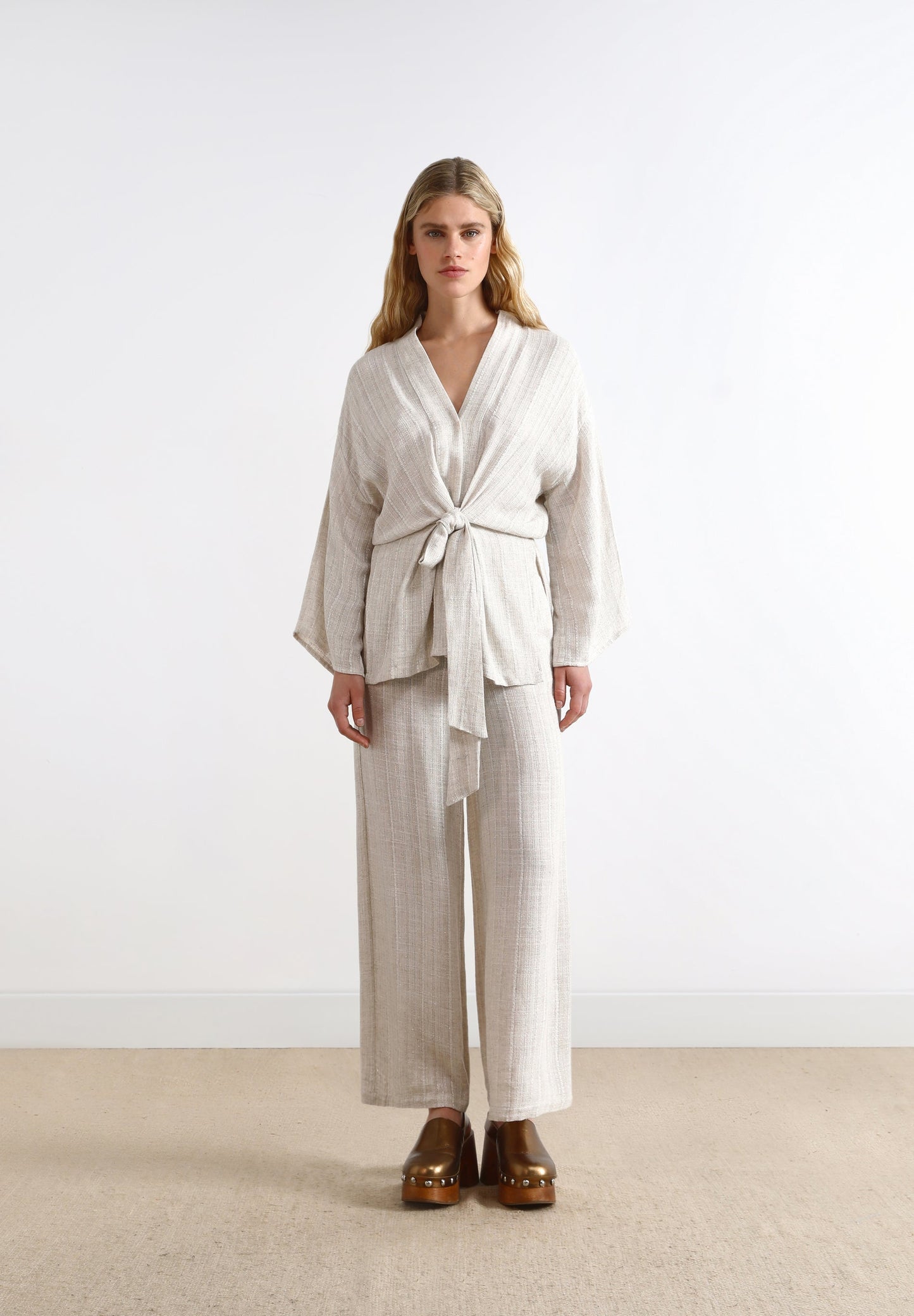 QUIMONO COM PORMENORES METALIZADOS