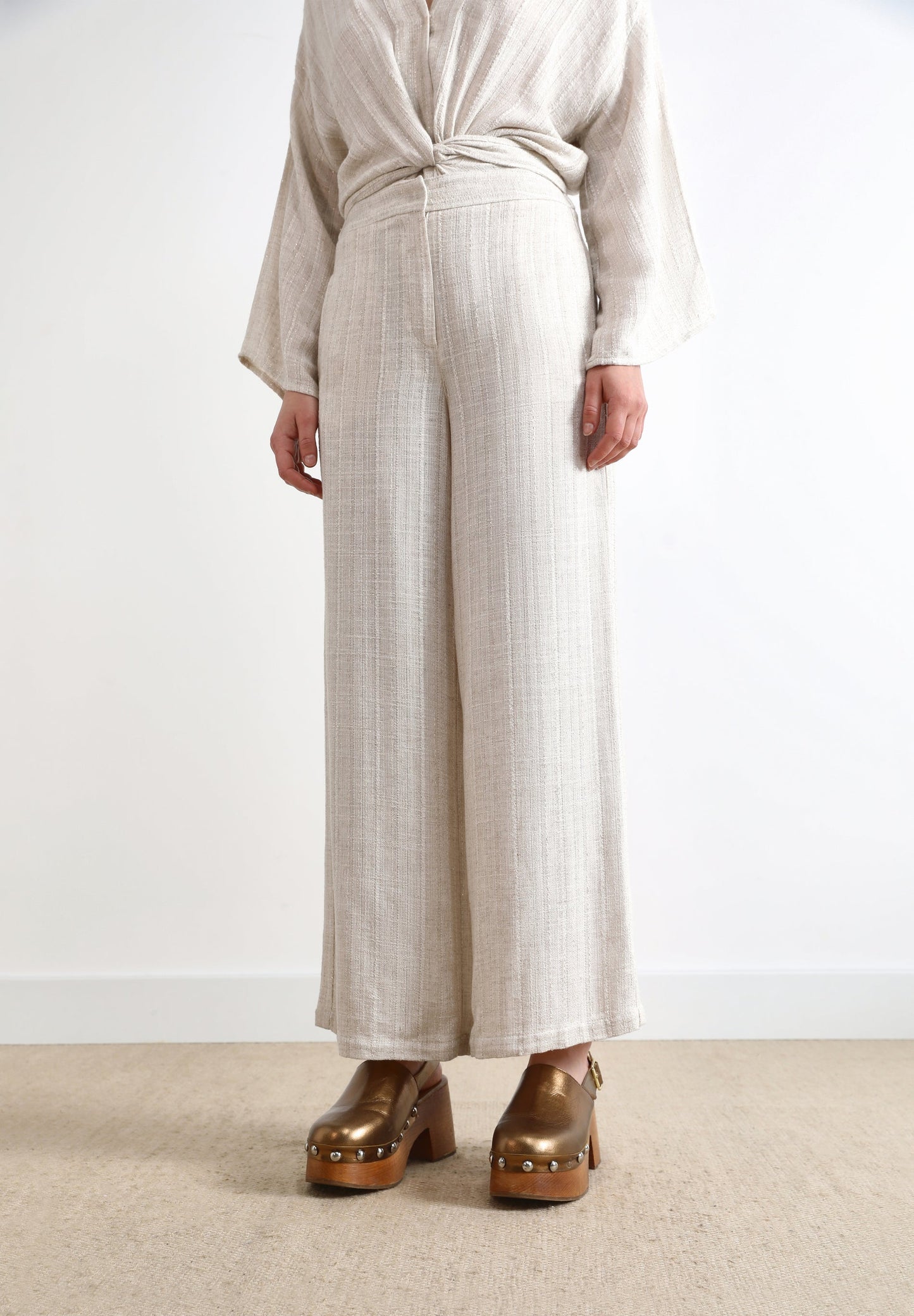 CALÇAS COM PORMENORES METALIZADOS