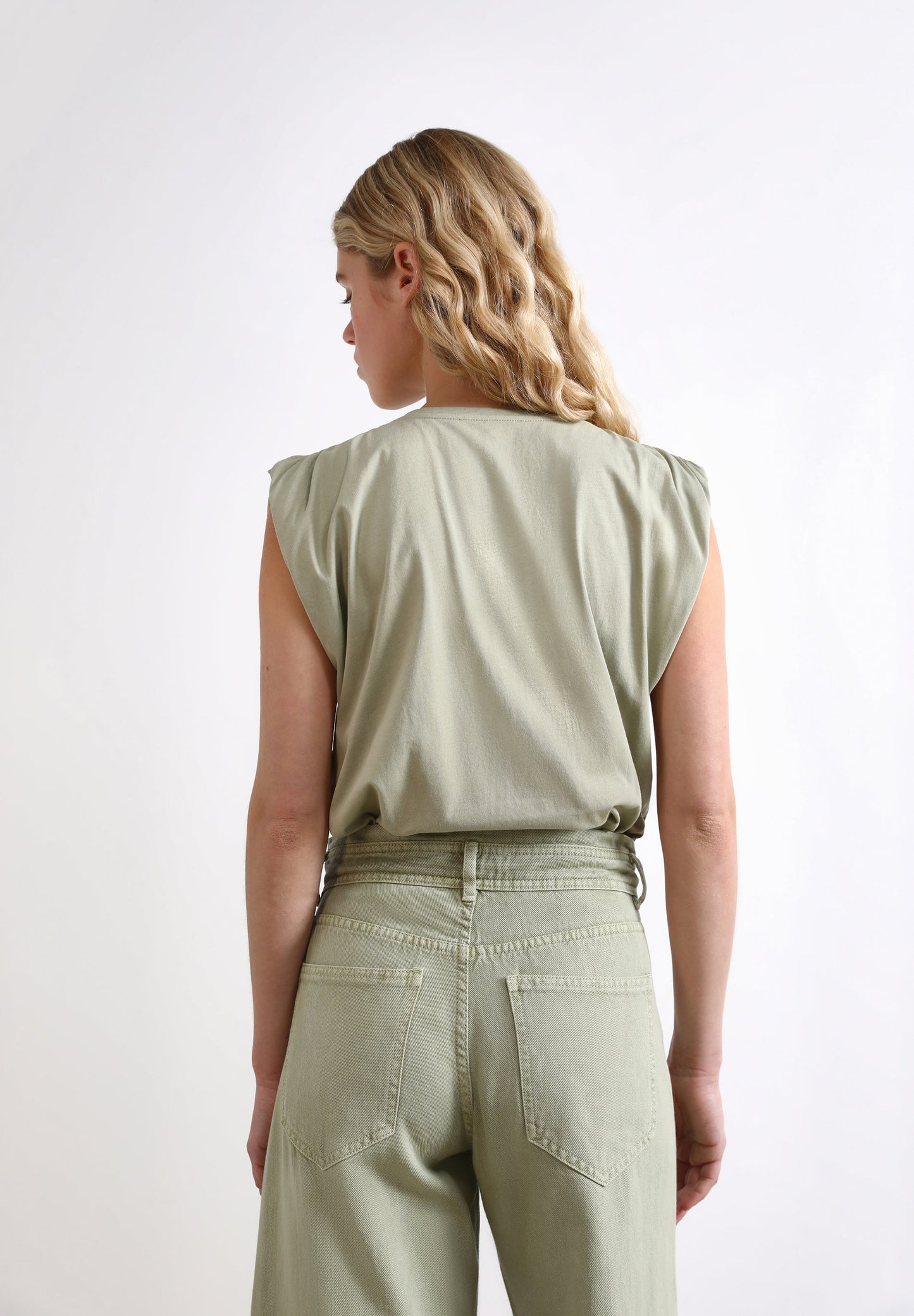 T-SHIRT COM PORMENOR NOS OMBROS