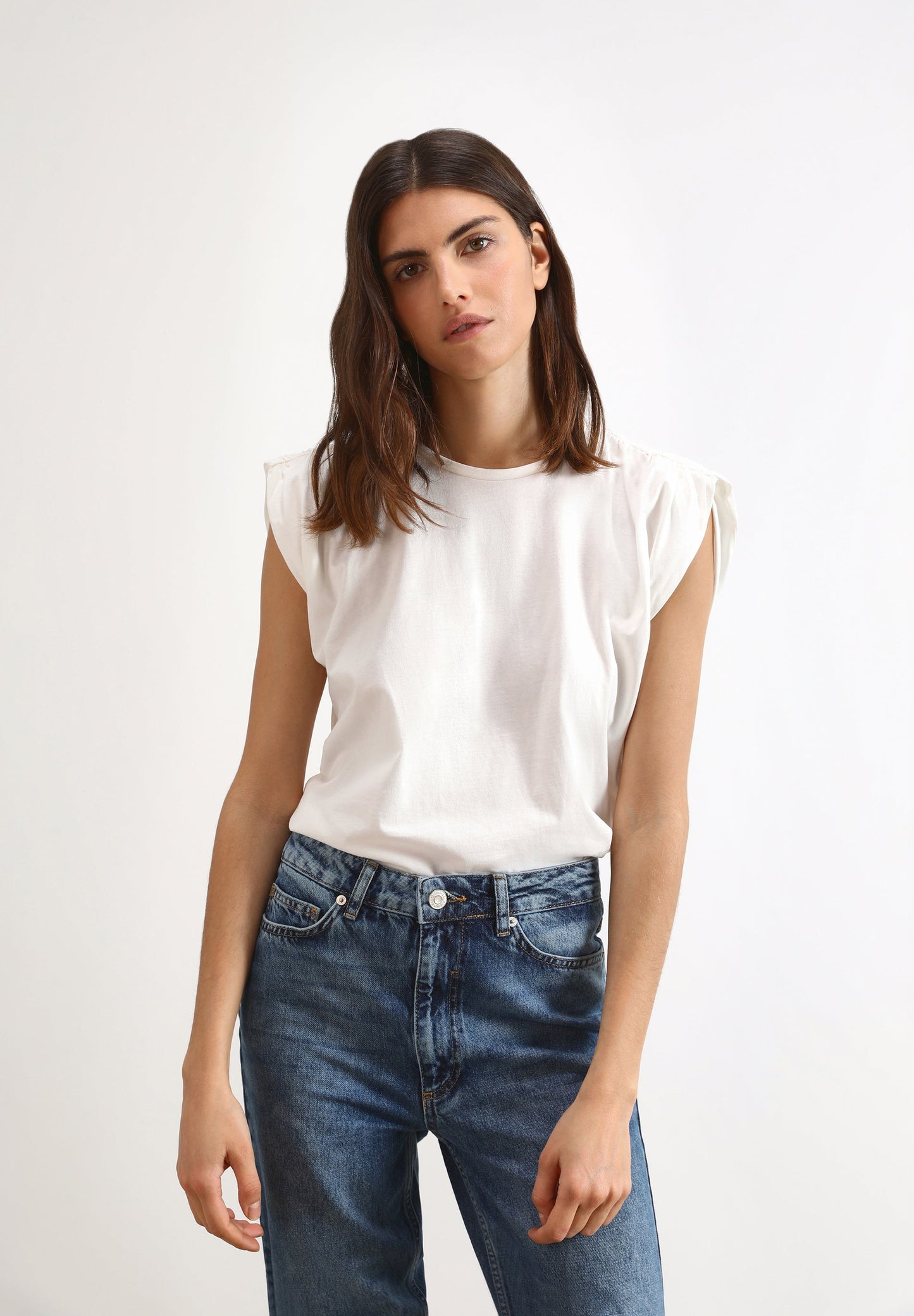 T-SHIRT COM PORMENOR NOS OMBROS