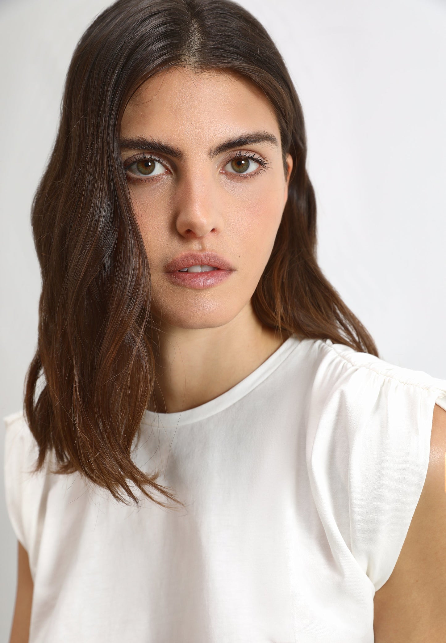 T-SHIRT COM PORMENOR NOS OMBROS