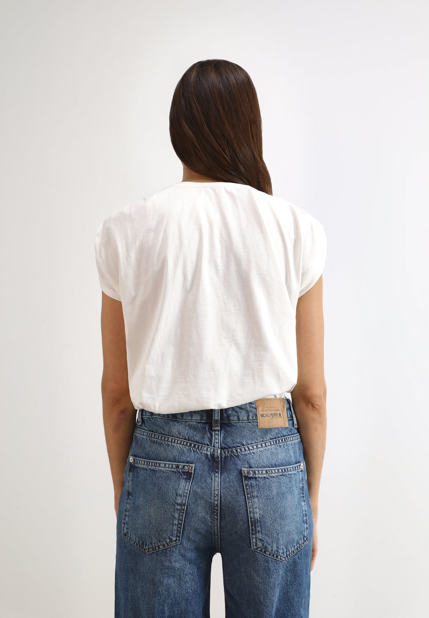 T-SHIRT COM PORMENOR NOS OMBROS