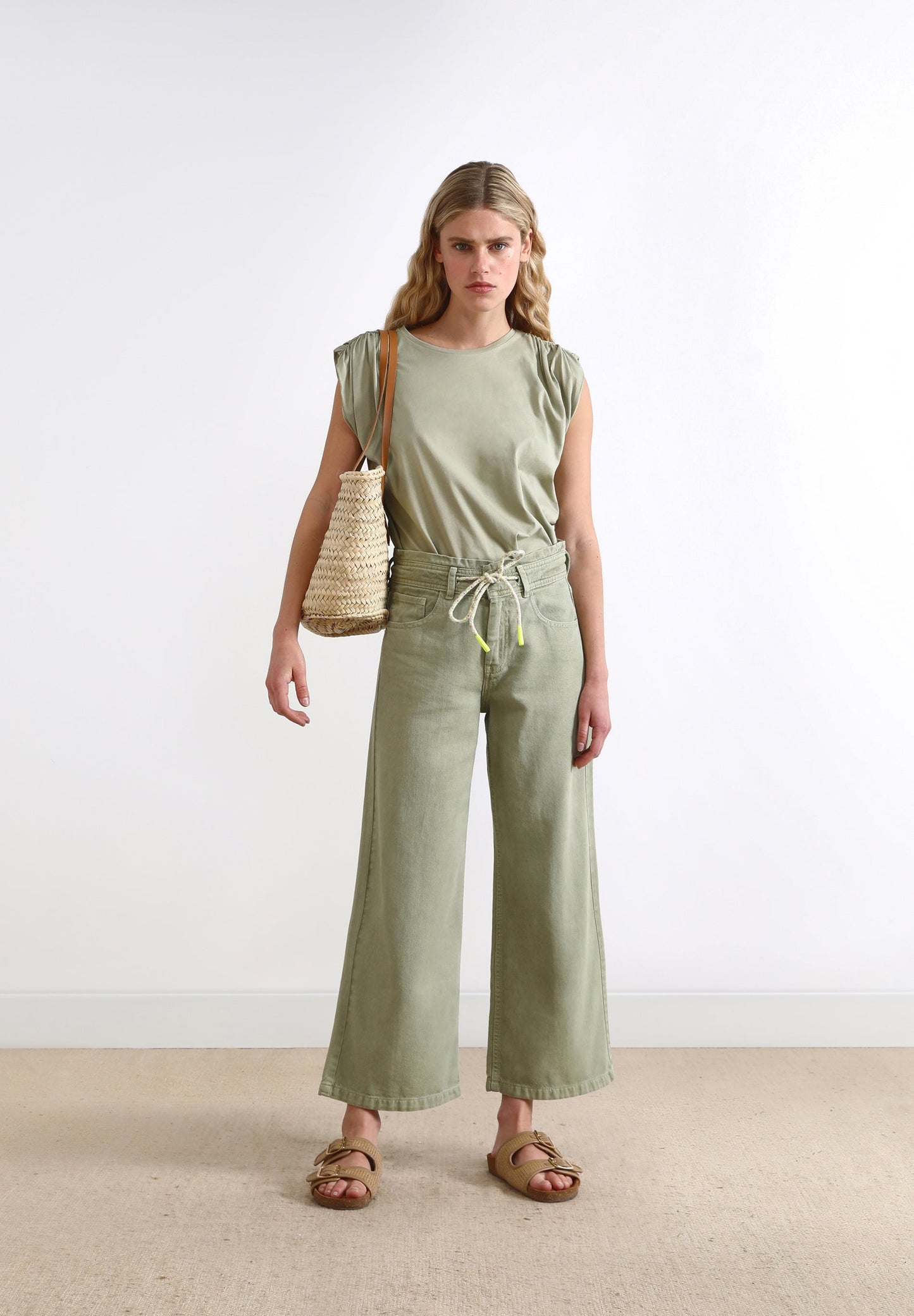 T-SHIRT COM PORMENOR NOS OMBROS