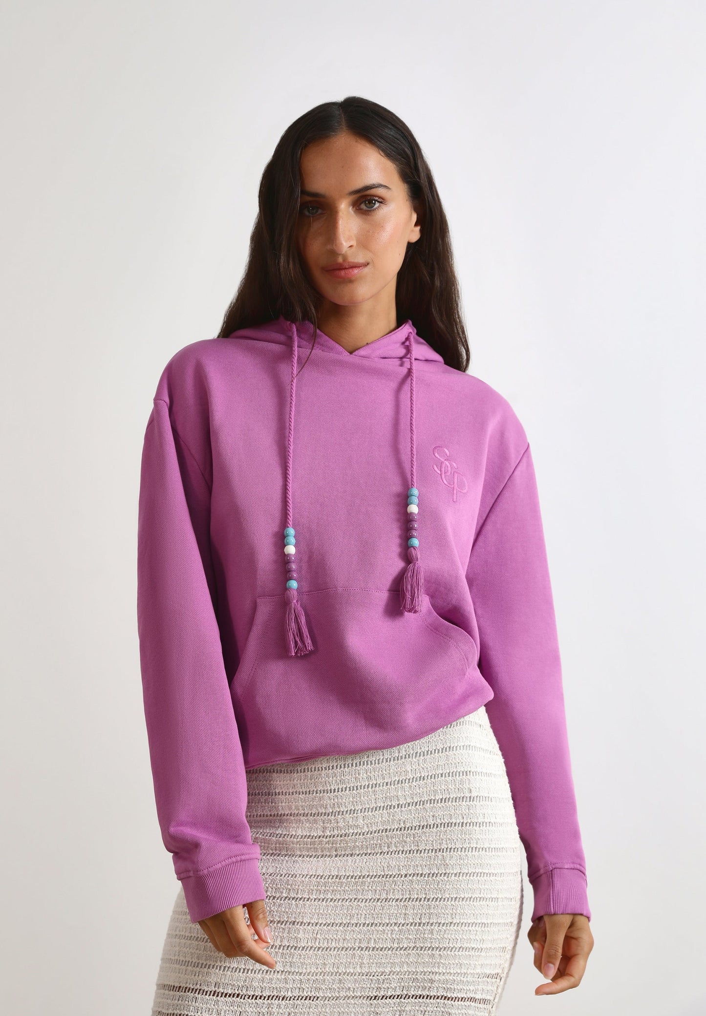 SWEATSHIRT COM BORLAS E CAPUZ