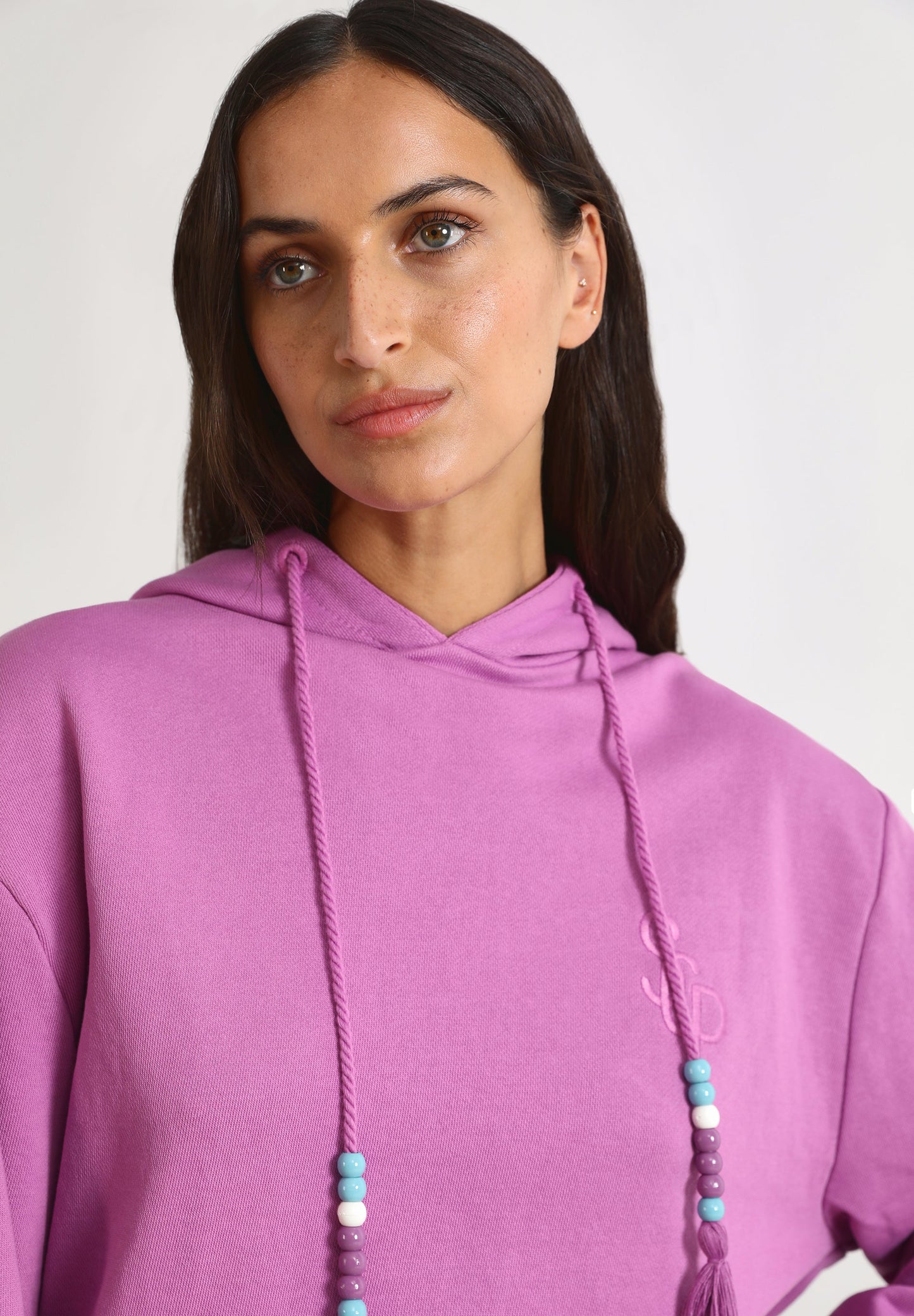 SWEATSHIRT COM BORLAS E CAPUZ