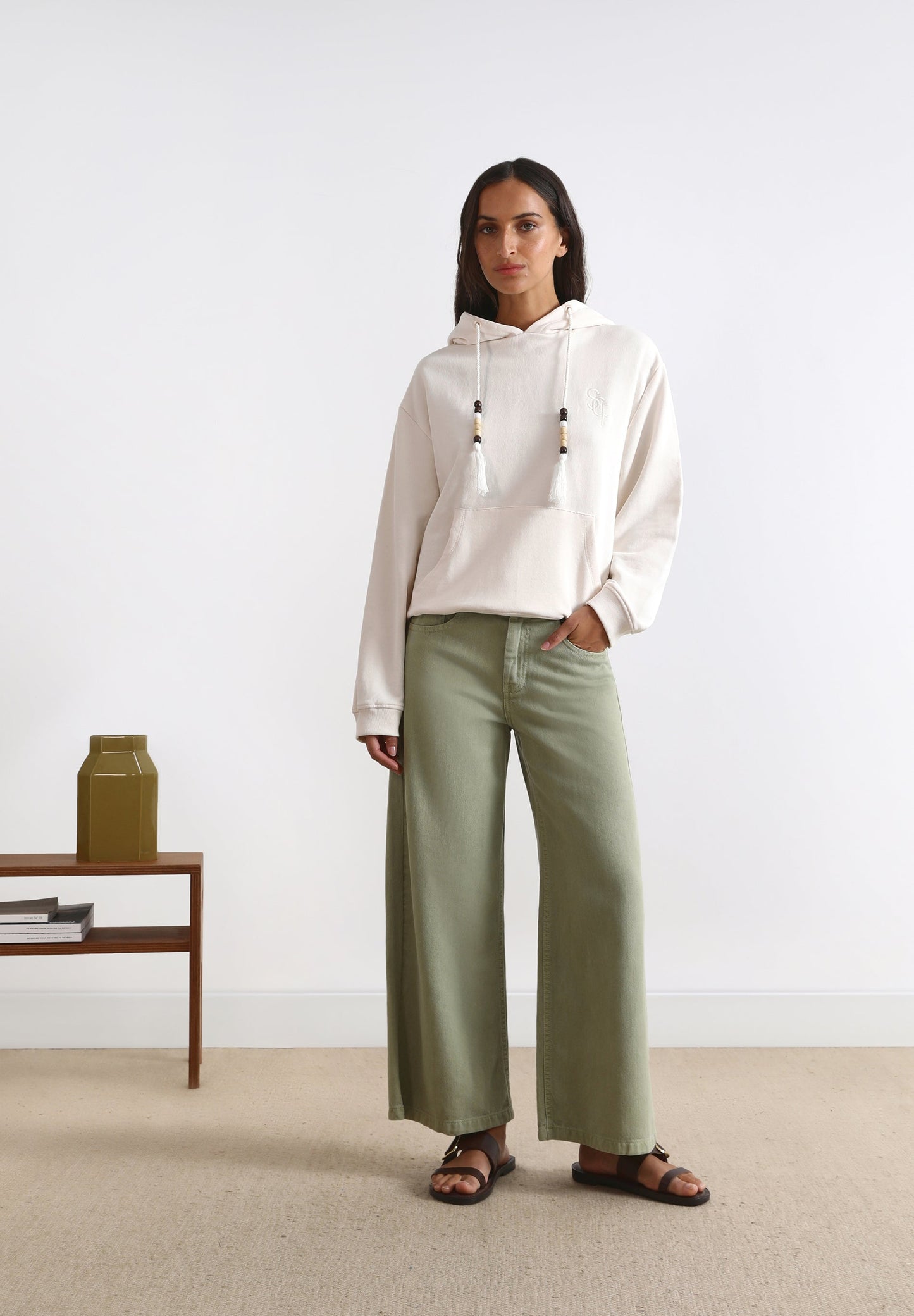 SWEATSHIRT COM BORLAS E CAPUZ