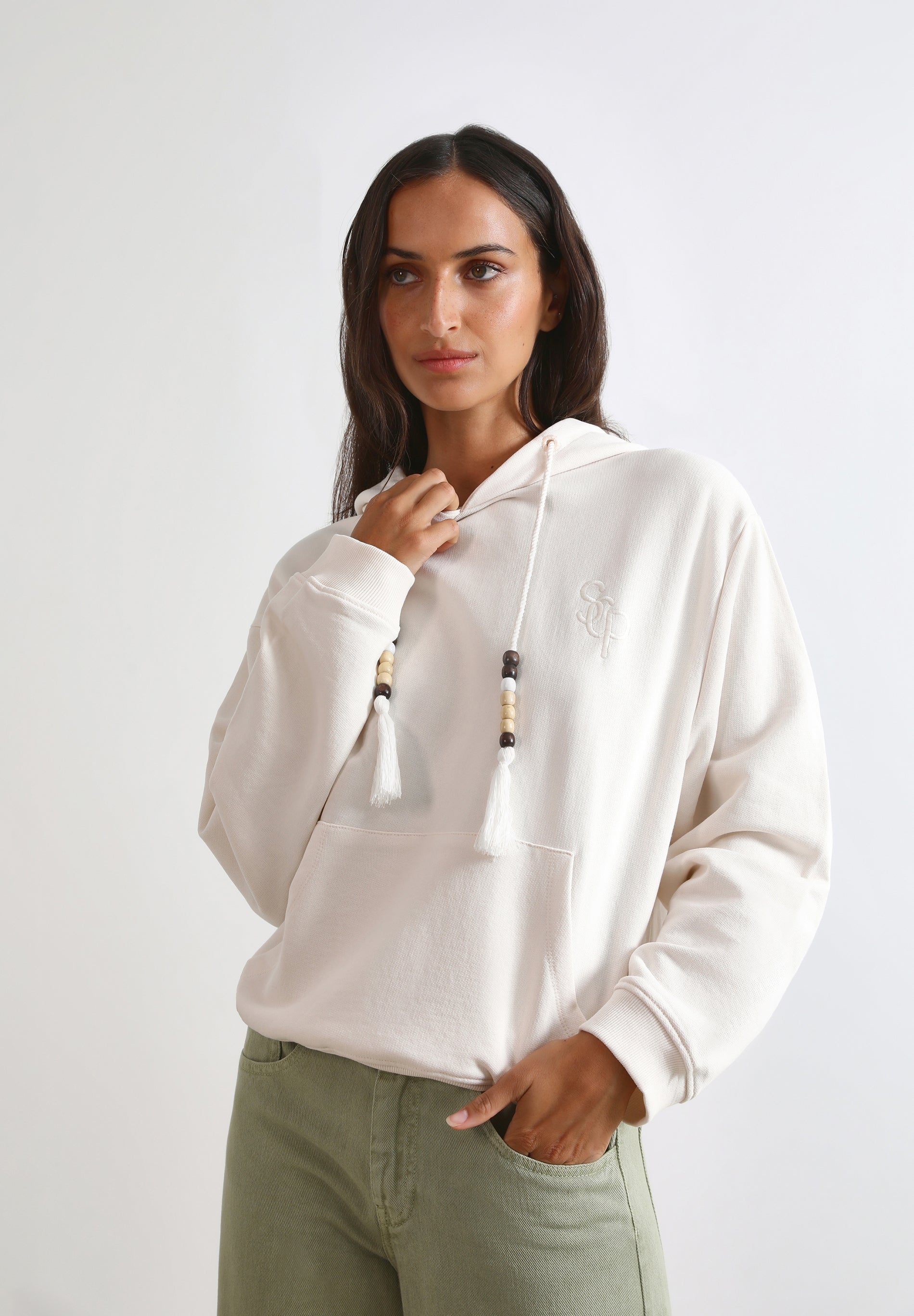 SWEATSHIRT COM BORLAS E CAPUZ