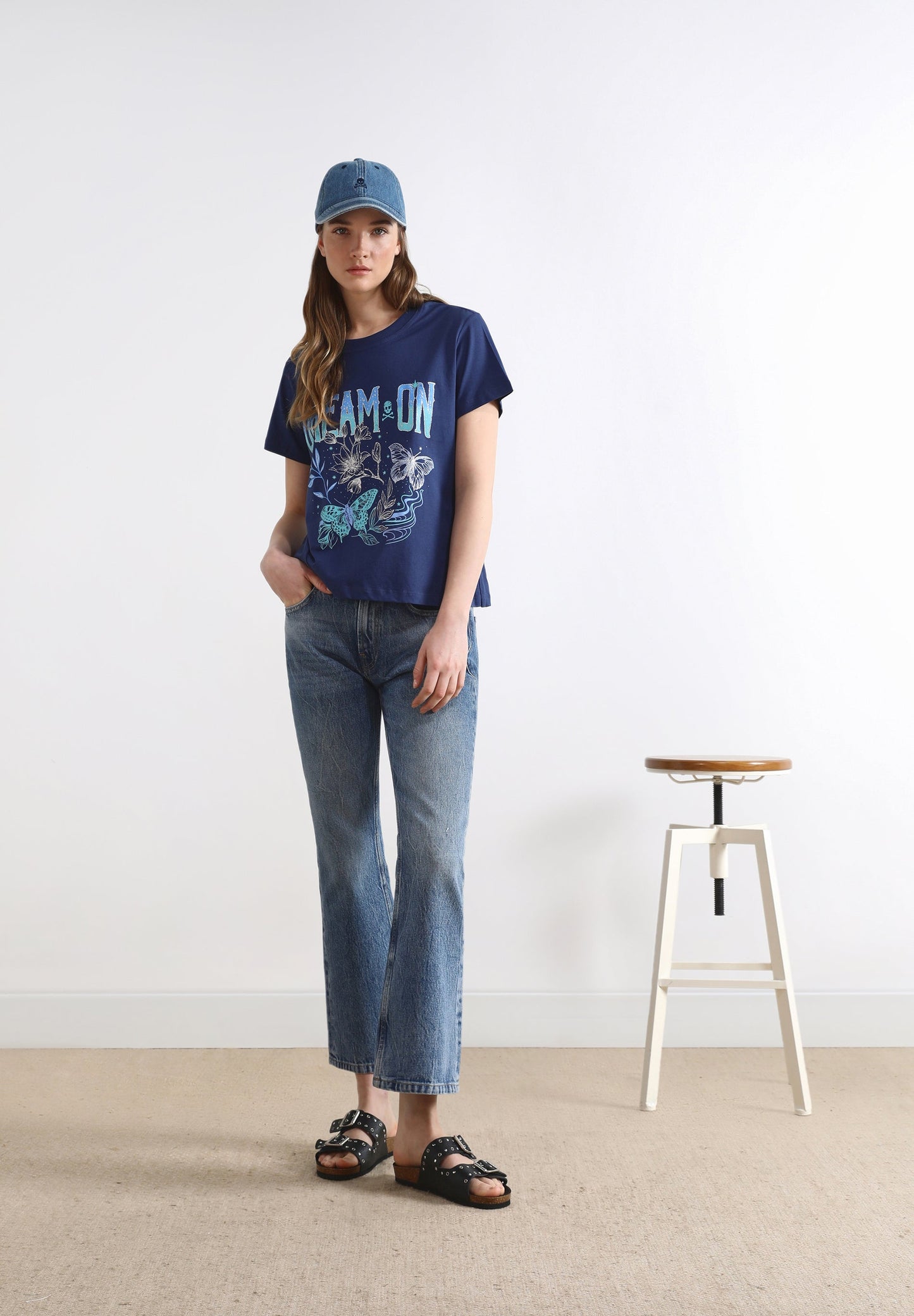 T-SHIRT COM PADRÃO À FRENTE