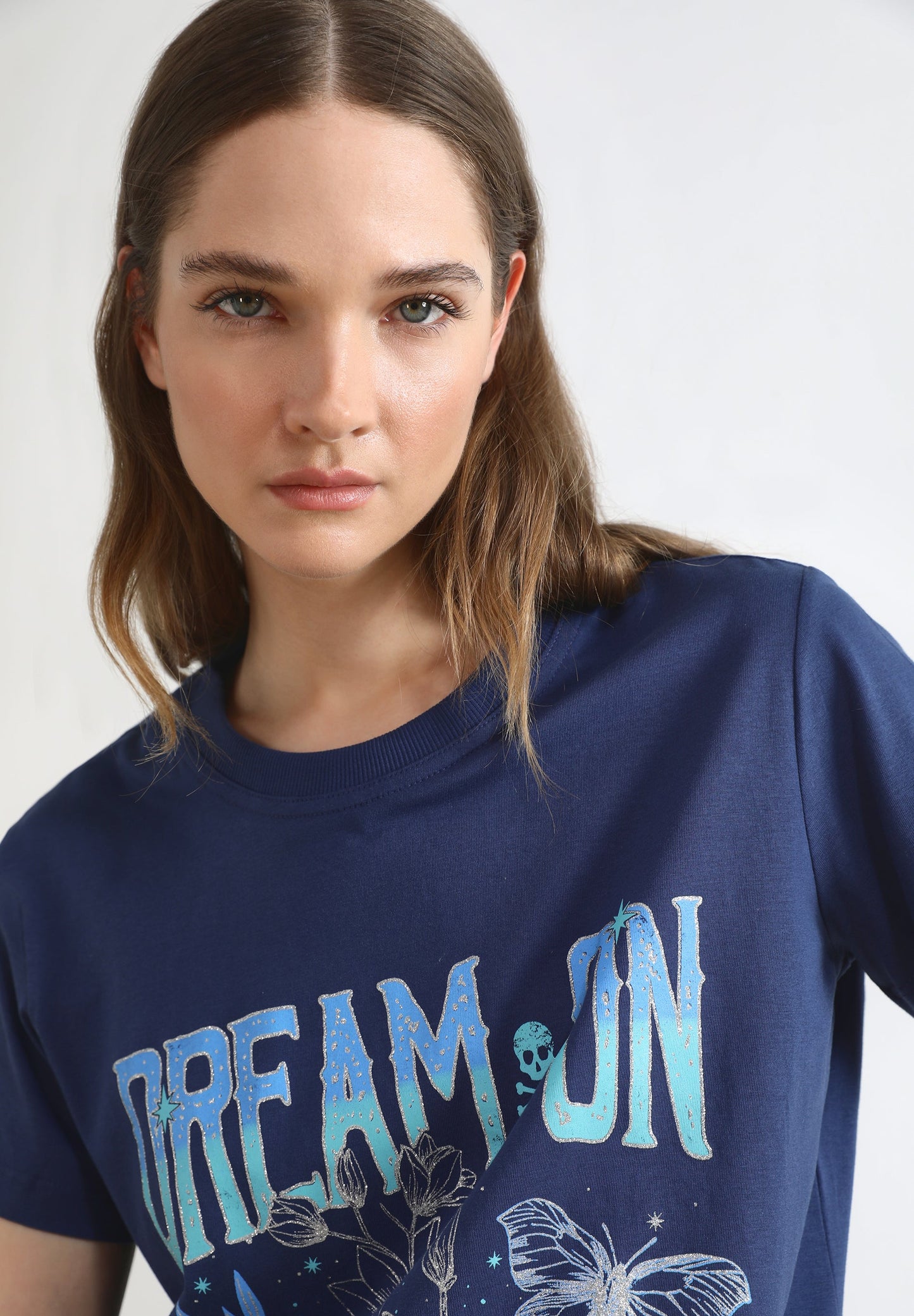 T-SHIRT COM PADRÃO À FRENTE