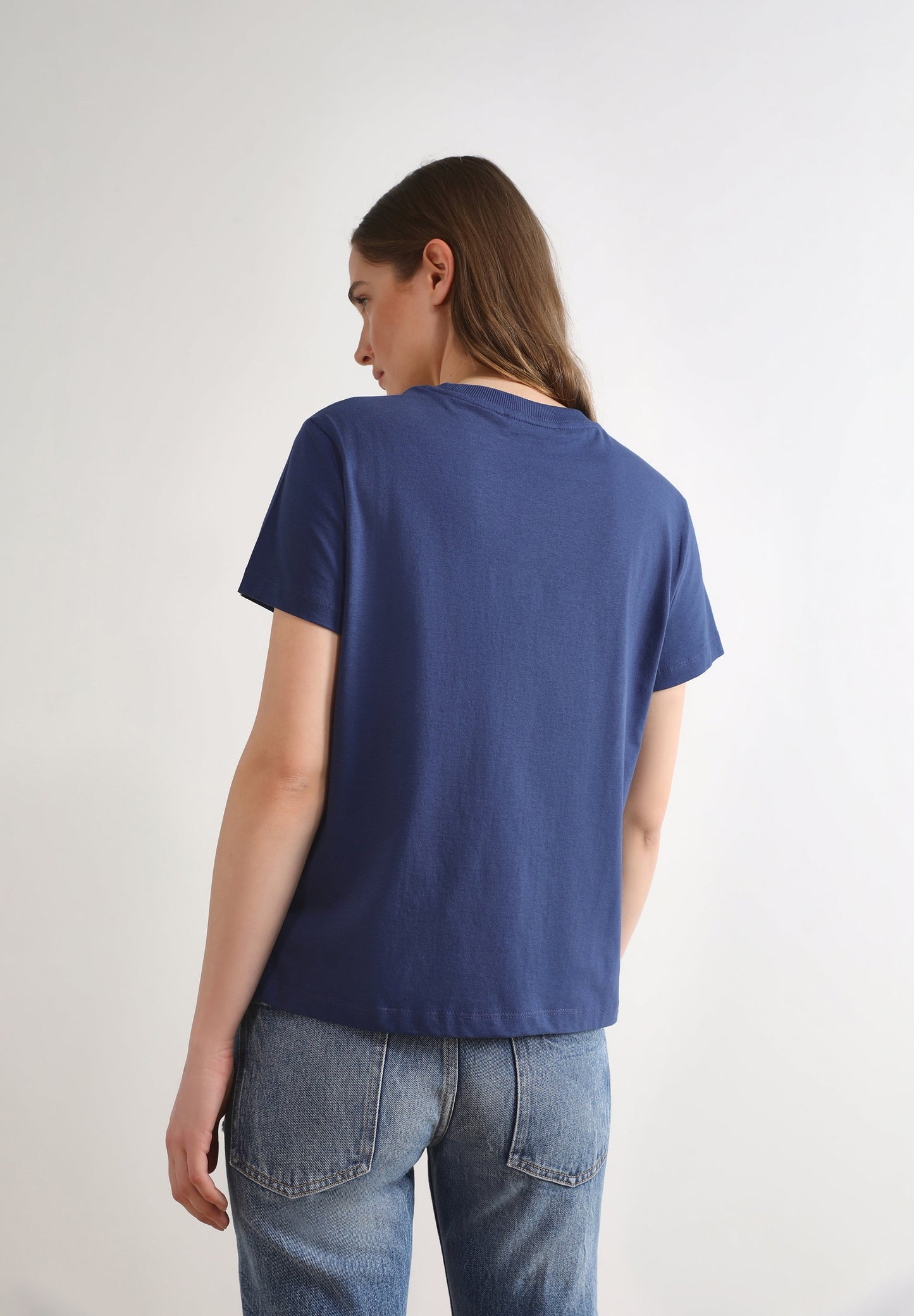 T-SHIRT COM PADRÃO À FRENTE