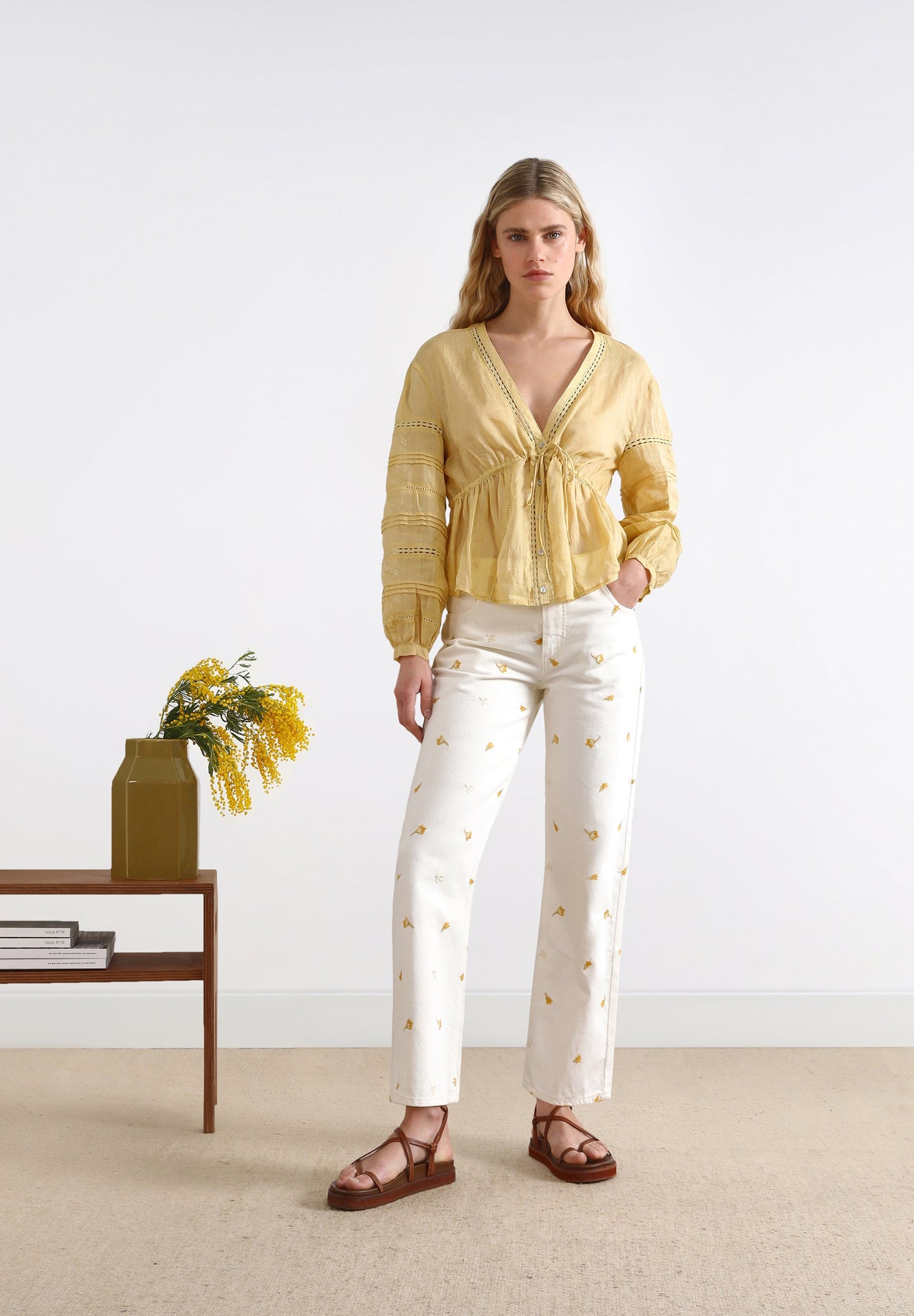 BLUSA COM RENDILHADO E LAÇO