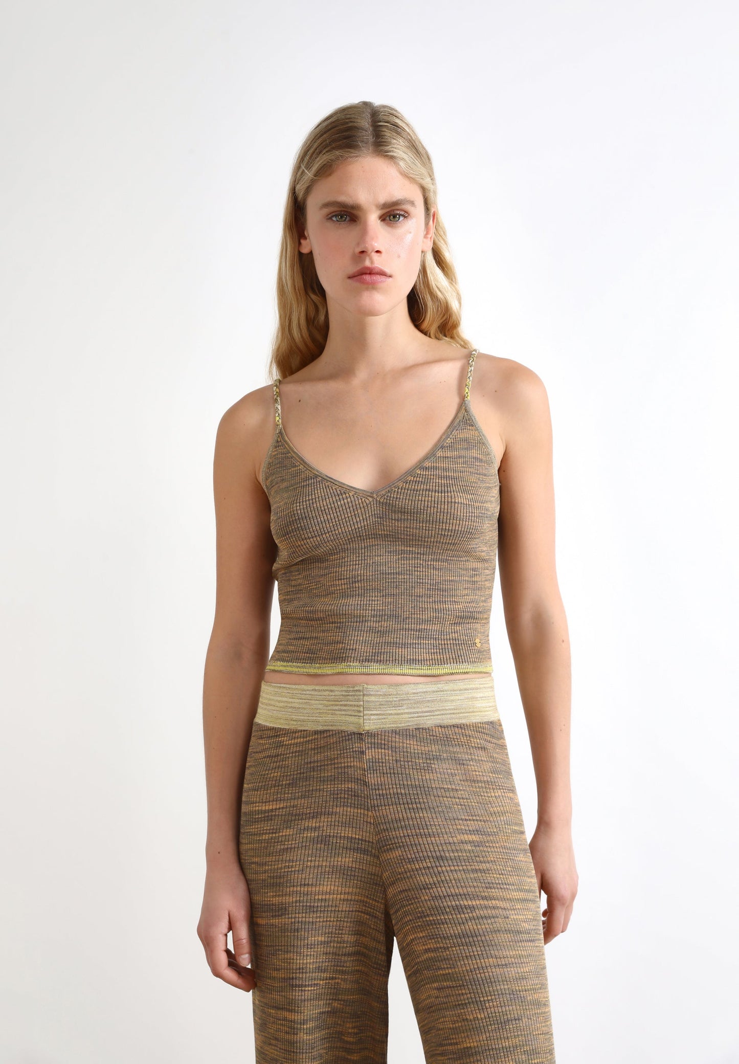 TOP DE MALHA COM ALÇAS