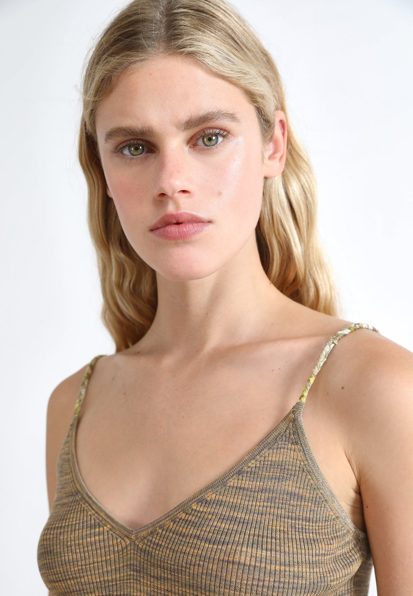 TOP DE MALHA COM ALÇAS