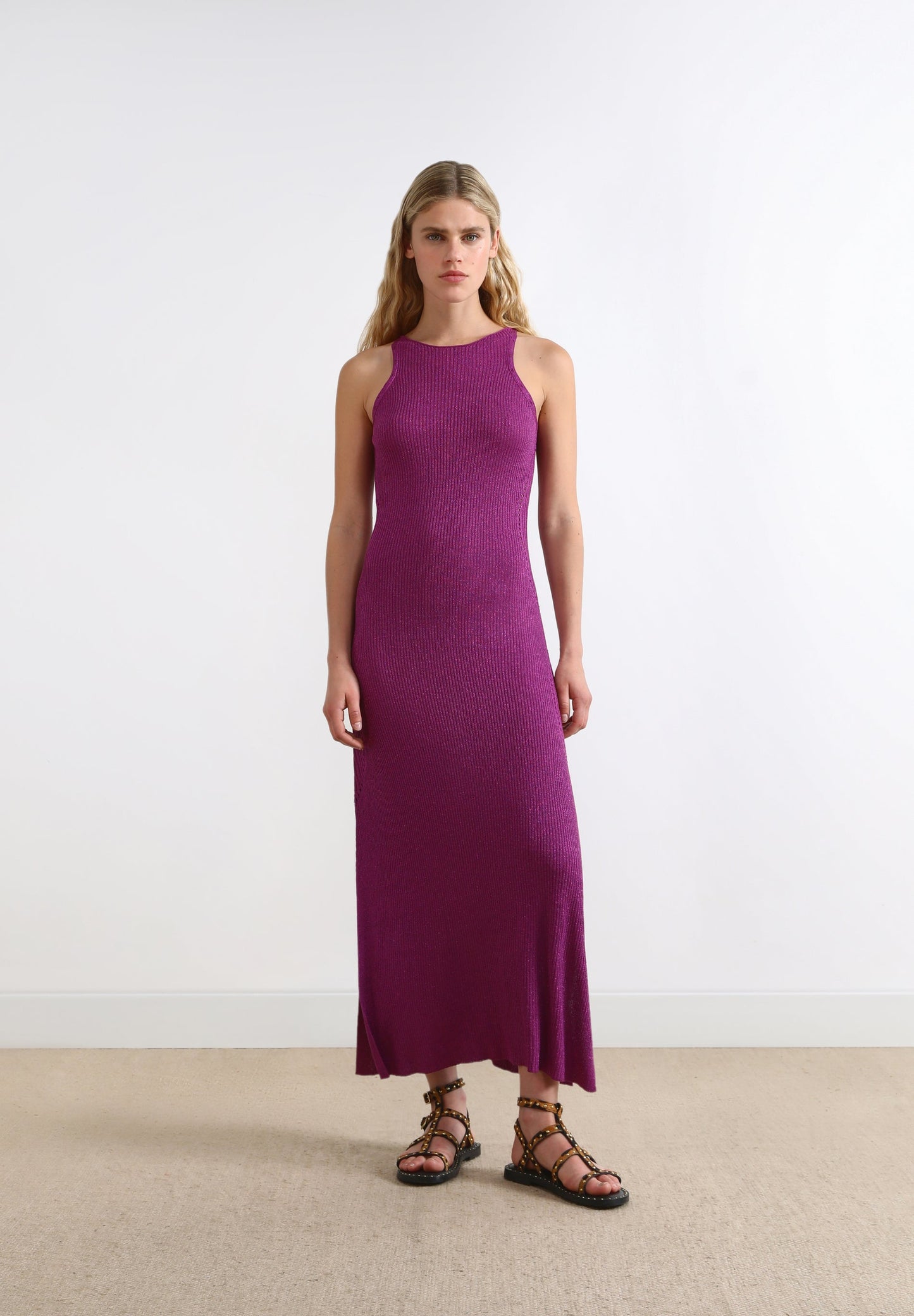 VESTIDO EM FIO METALIZADO COM DETALHE NAS COSTAS