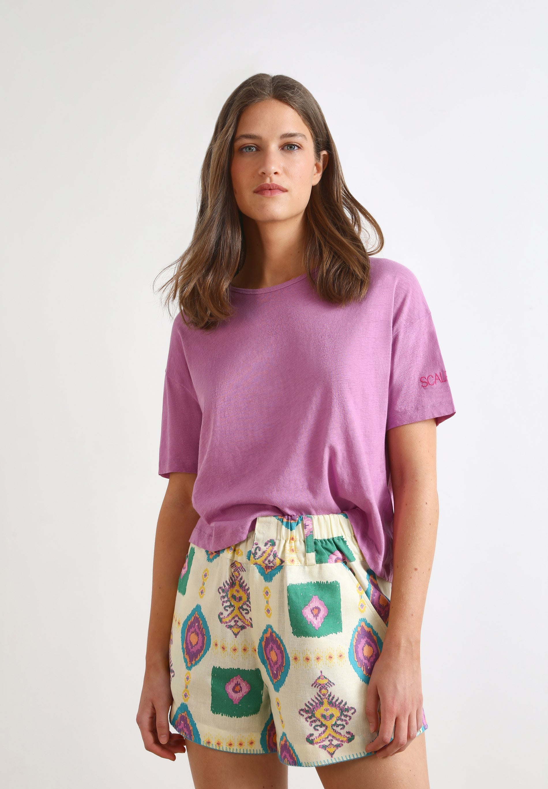 T-SHIRT BÁSICA COM PORMENOR NA MANGA