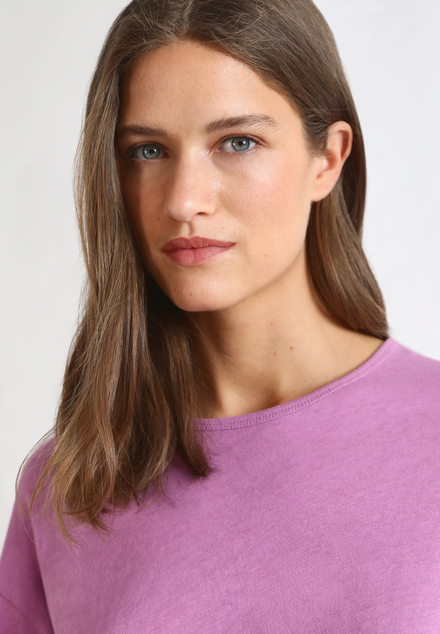 T-SHIRT BÁSICA COM PORMENOR NA MANGA