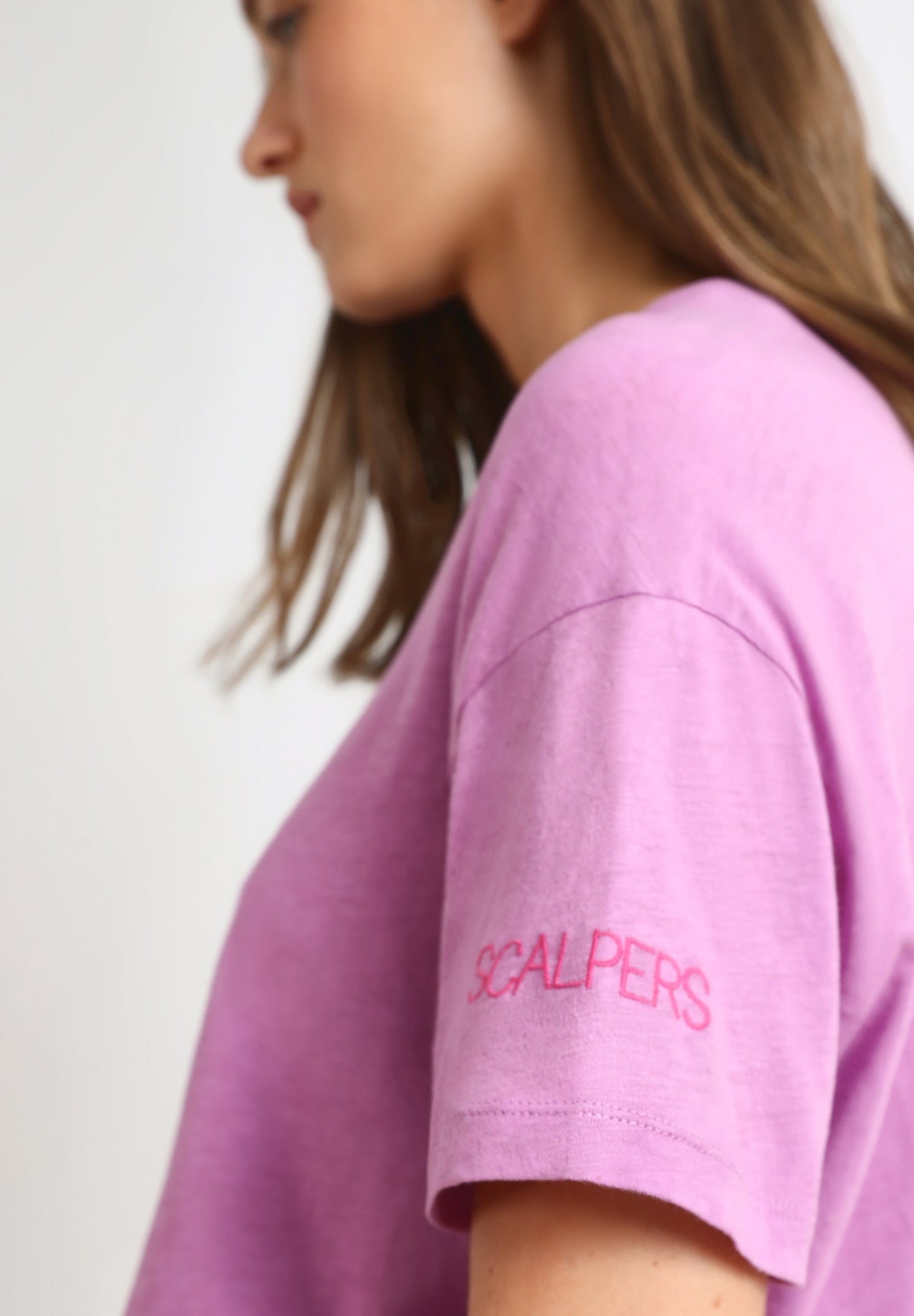 T-SHIRT BÁSICA COM PORMENOR NA MANGA