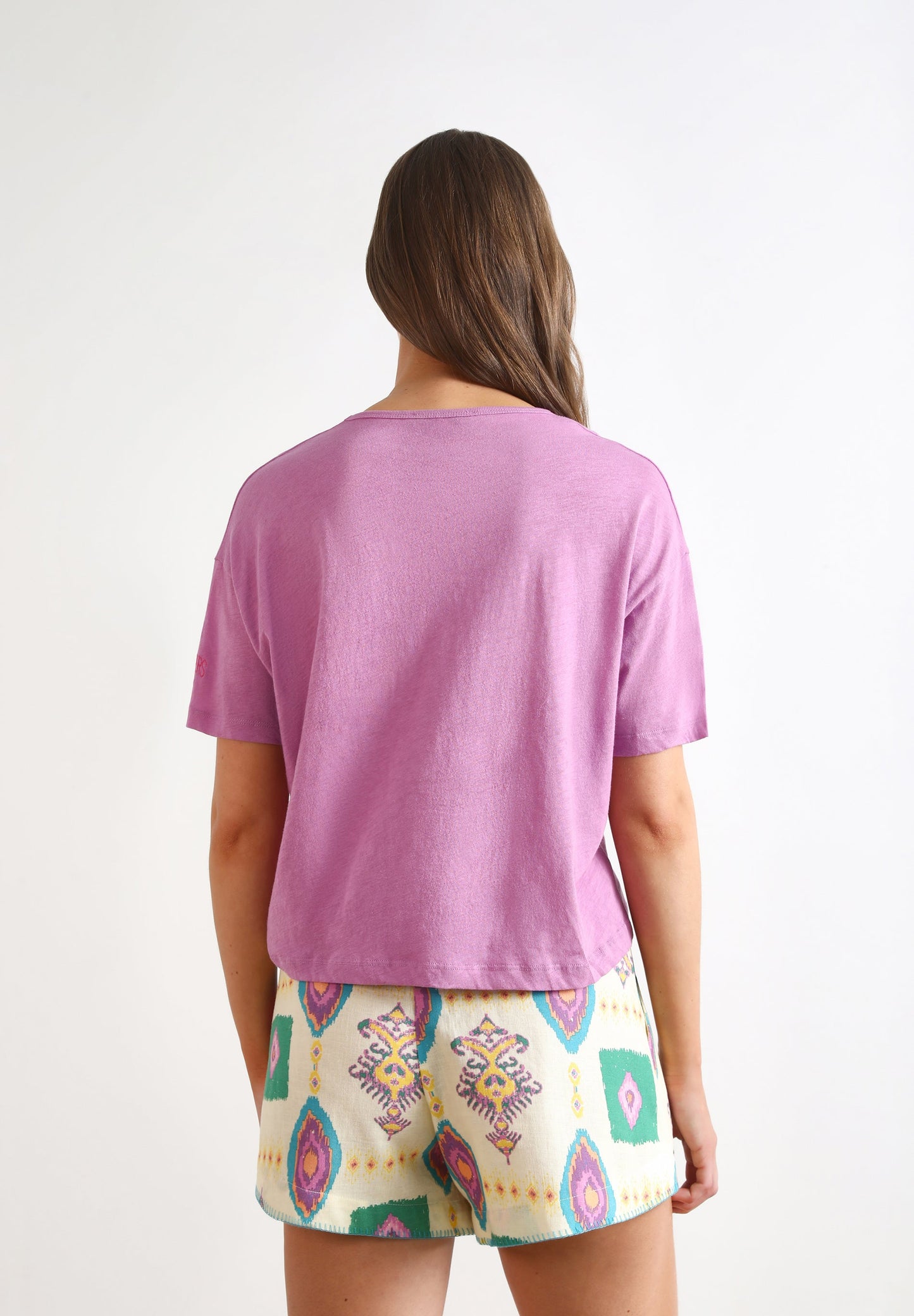 T-SHIRT BÁSICA COM PORMENOR NA MANGA