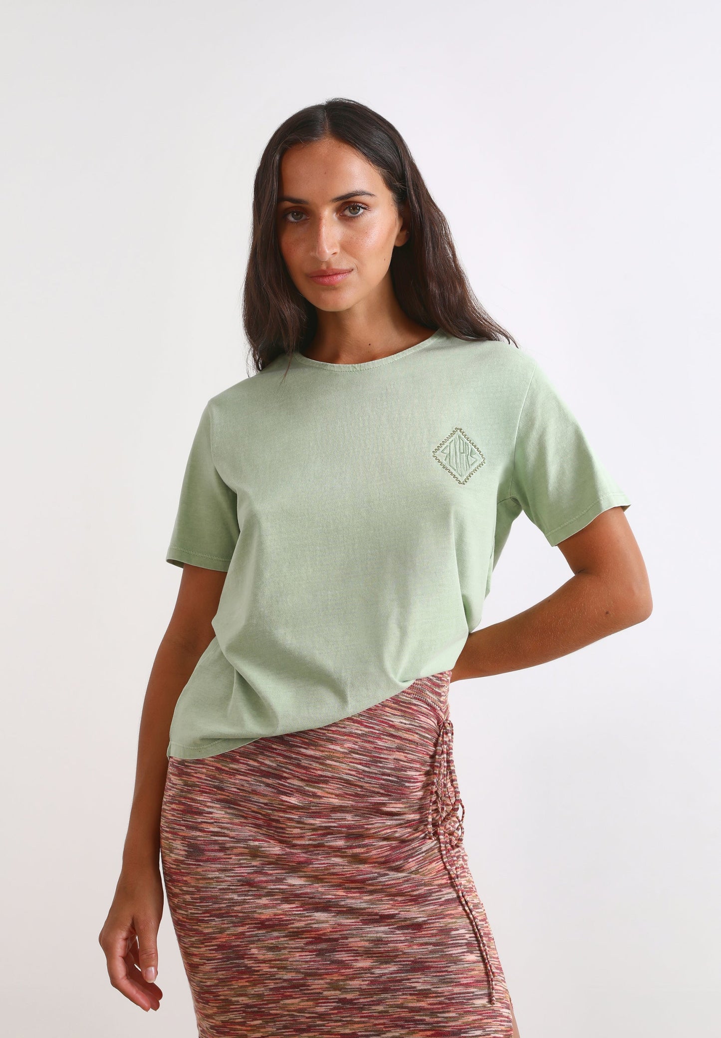 T-SHIRT COM BORDADO NO PEITO